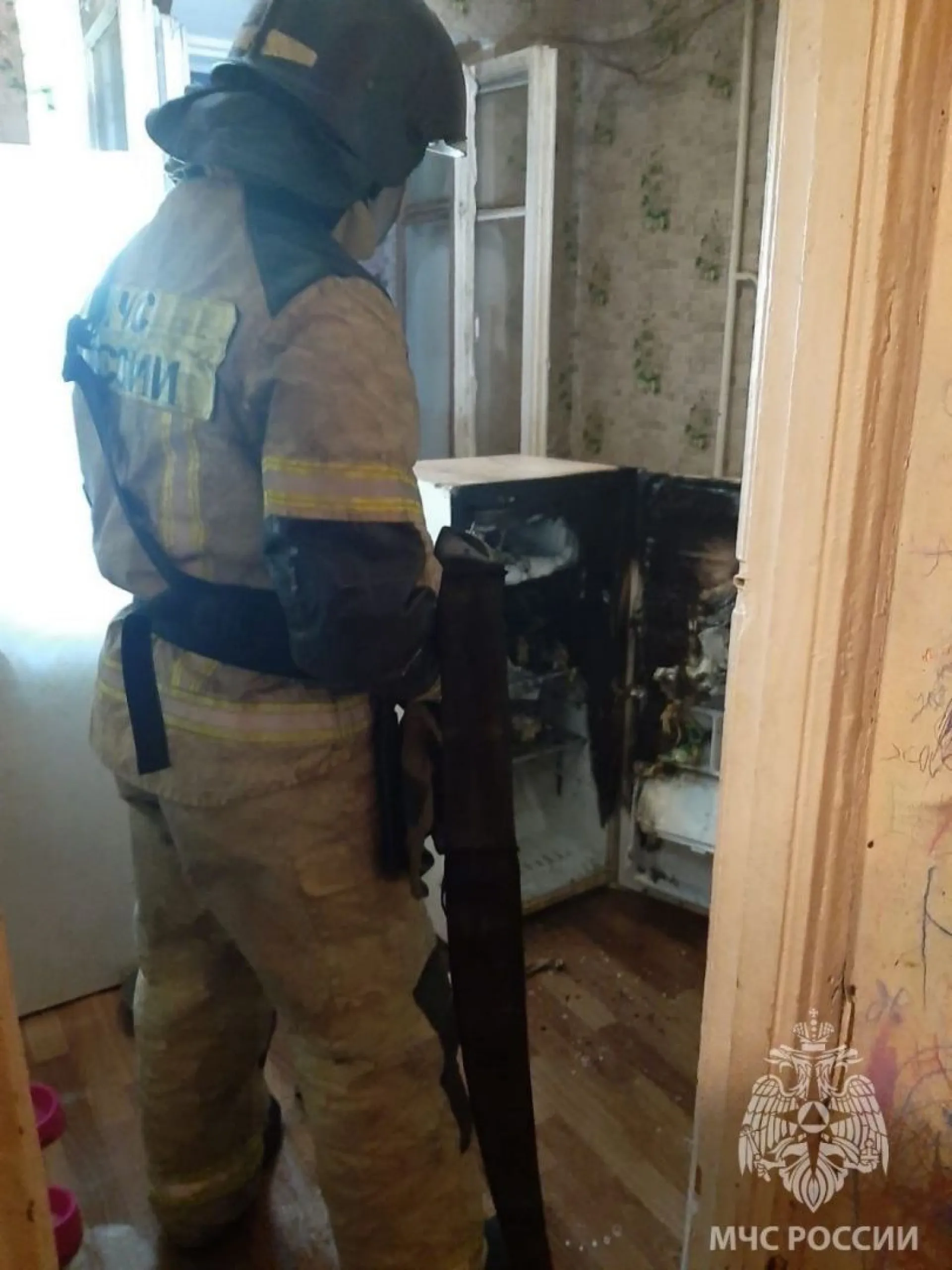 Сотрудники МЧС потушили несколько пожаров в Барнауле Сотрудники МЧС потушили несколько пожаров в Барнауле