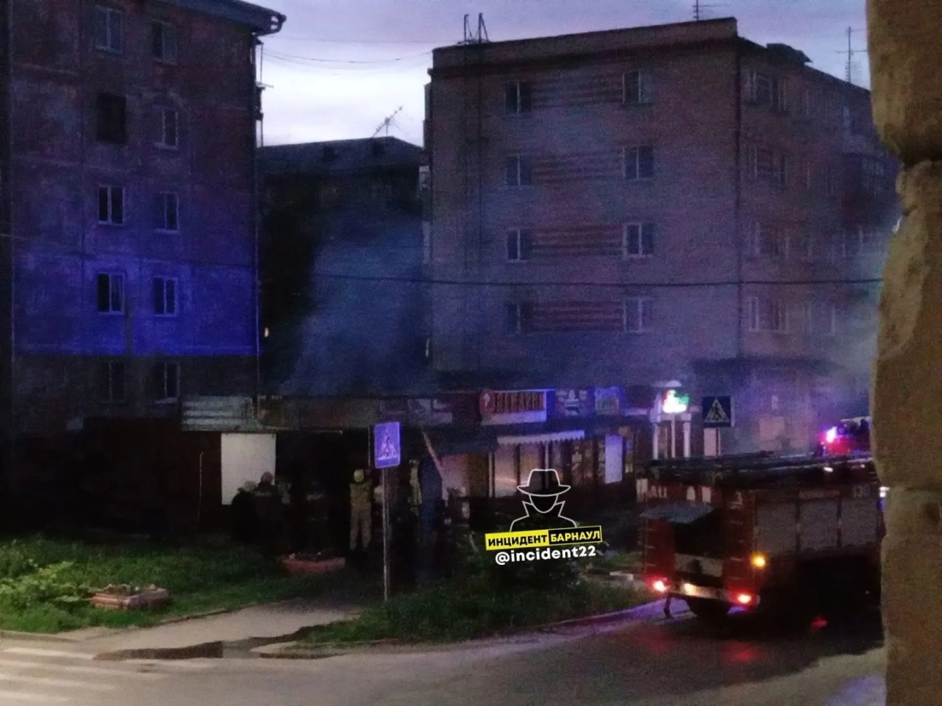 Пожар произошел в продуктовом павильоне в Барнауле