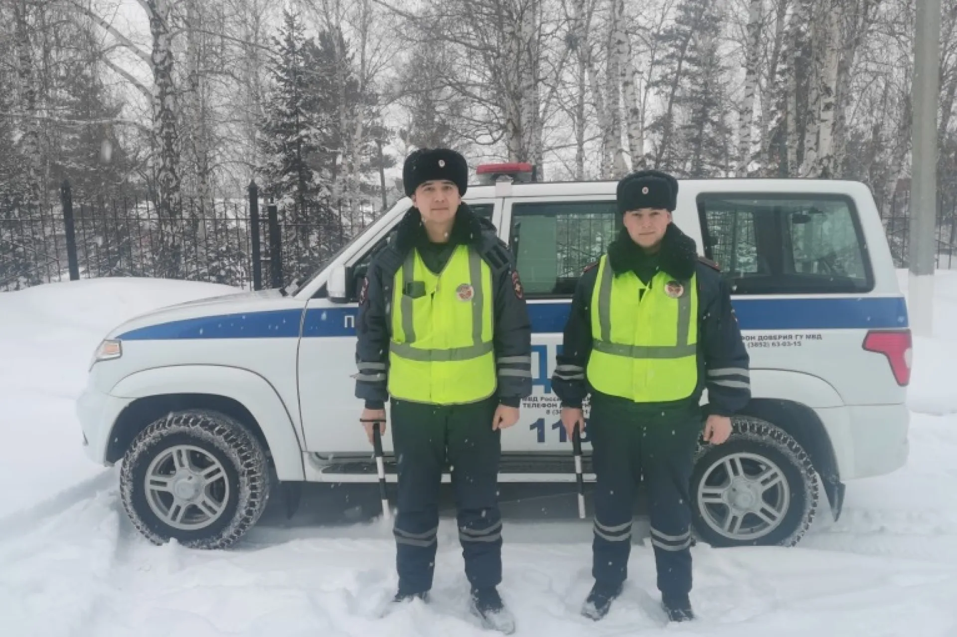 Полицейские Алтайского края помогли вытащить машину автоледи из сугроба во время метели