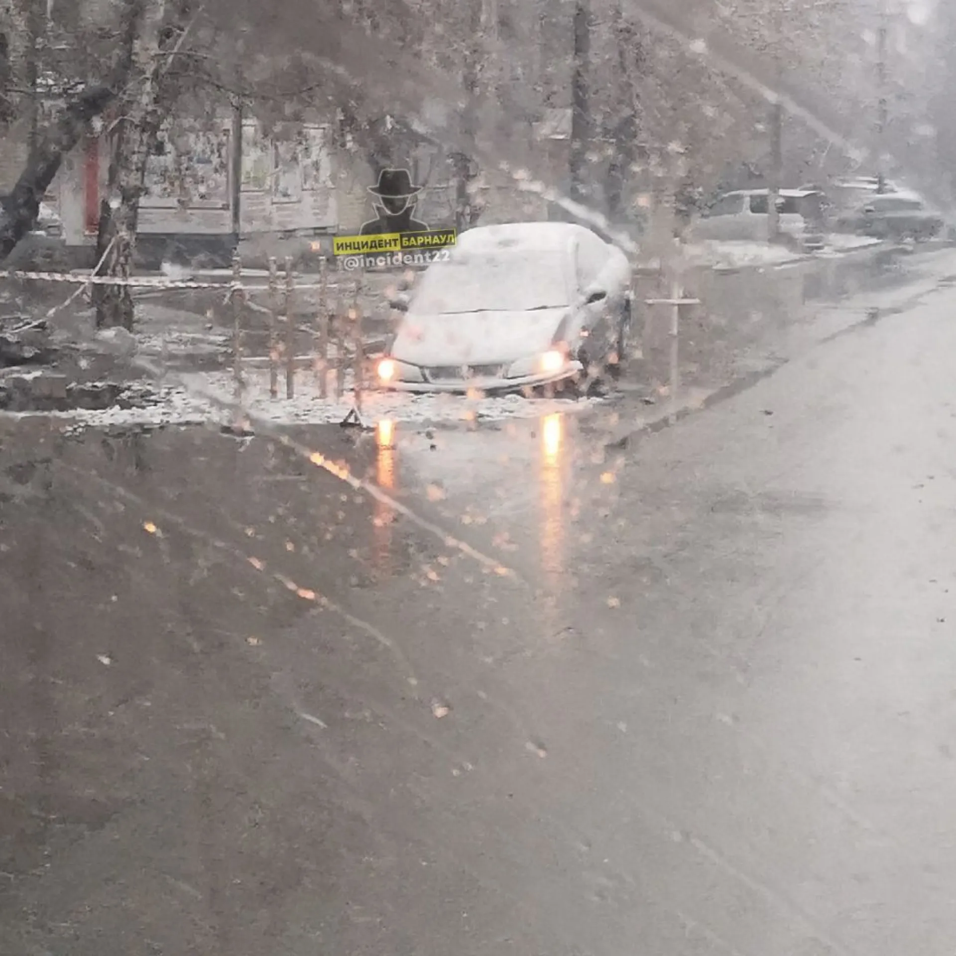 В Барнауле автомобиль провалился в коммунальную яму