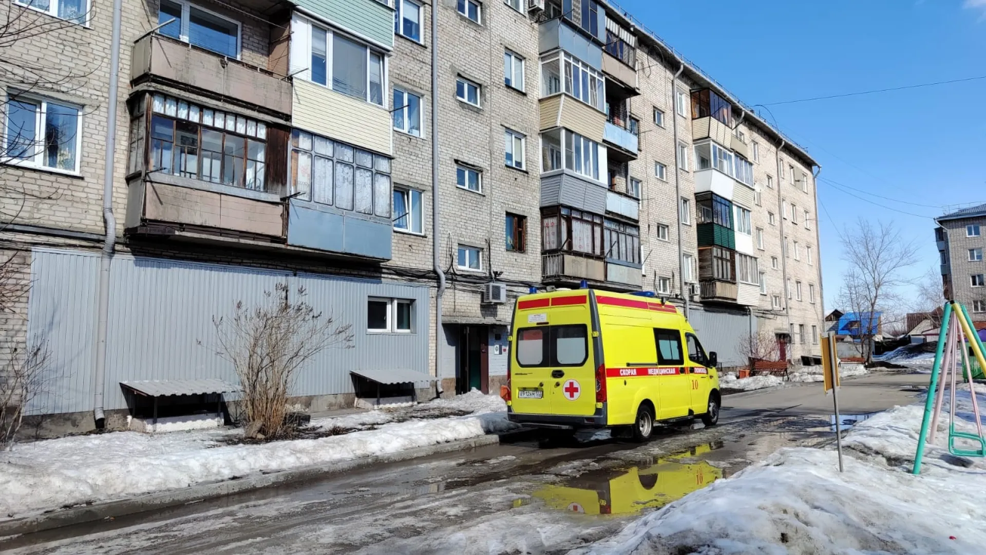 Следователи выясняют обстоятельства падения наледи на мужчину в Барнауле Следователи выясняют обстоятельства падения наледи на мужчину в Барнауле