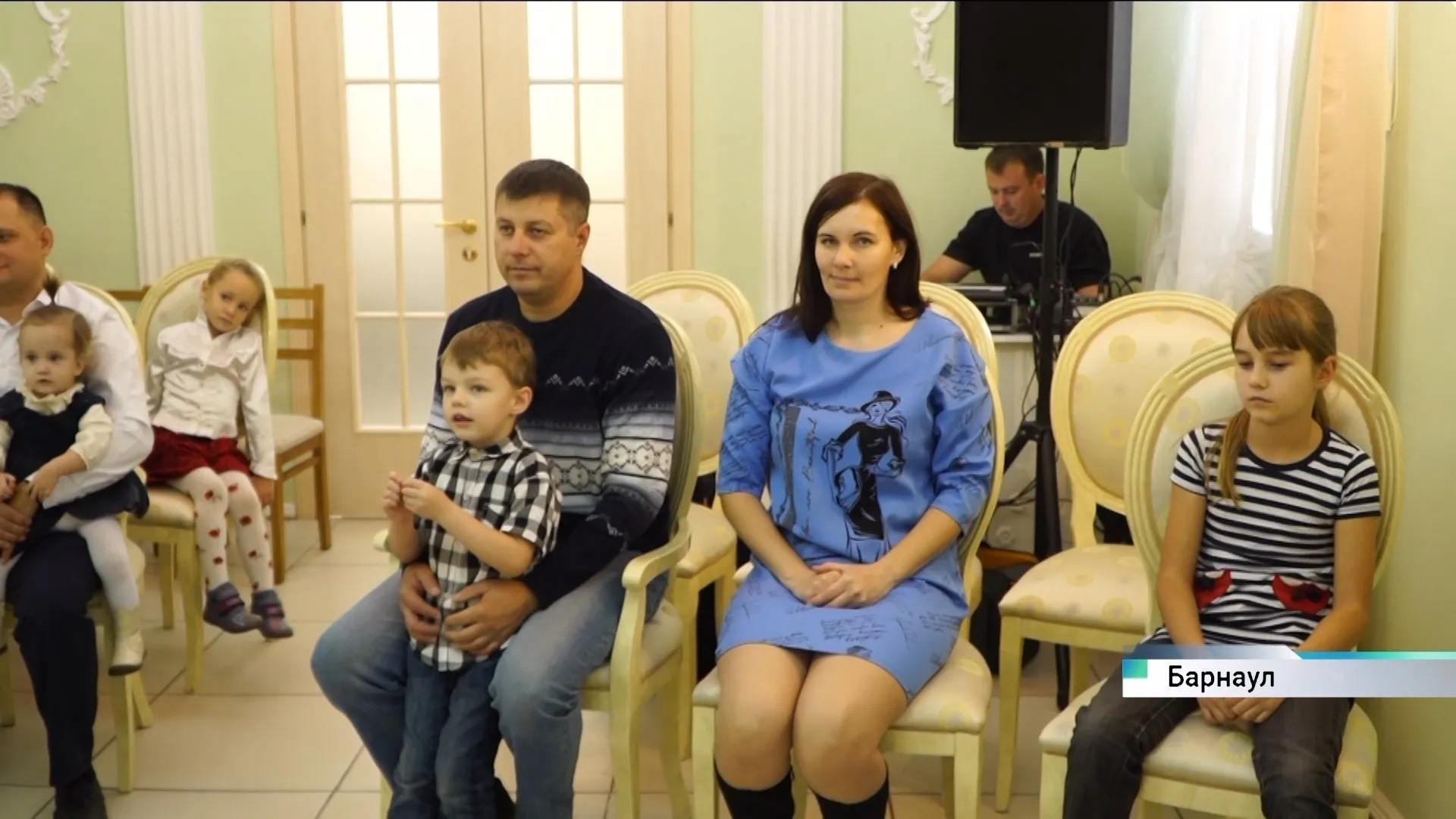 «Приносит свежий воздух нам». Рассказываем о многодетной семье барнаульца Александра Куценко «Приносит свежий воздух нам». Рассказываем о многодетной семье барнаульца Александра Куценко