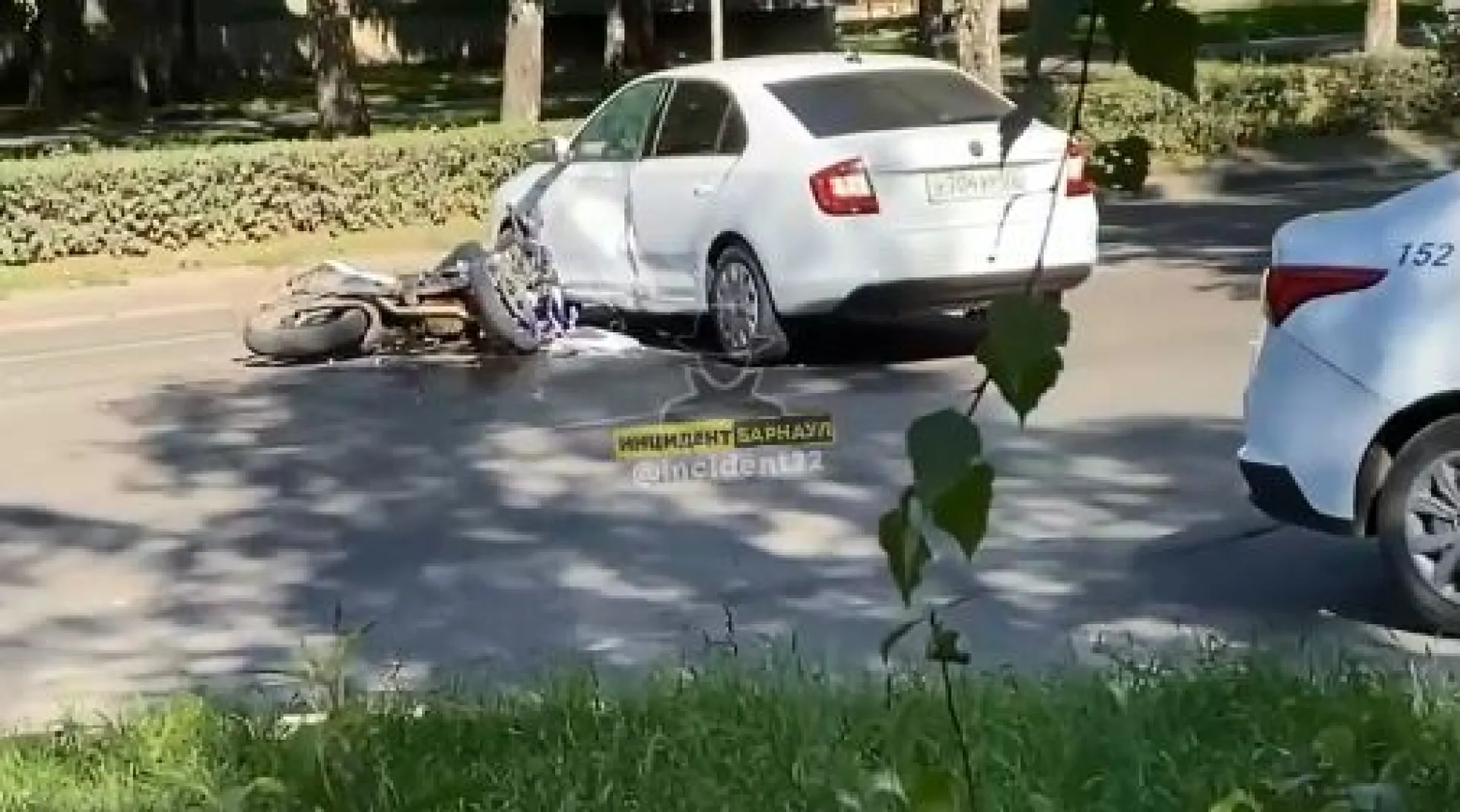 Столкновение легкового автомобиля с мотоциклом произошло на одной из улиц Барнаула