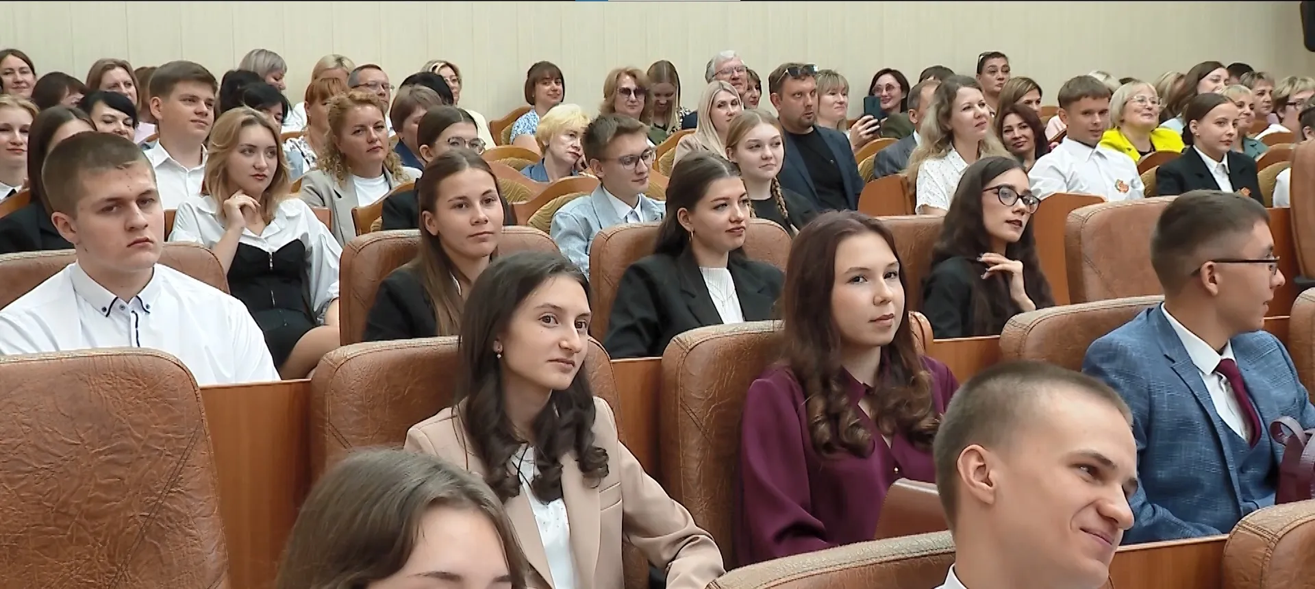 100 лучших выпускников со всего Алтайского края чествовали сегодня в правительстве региона 100 лучших выпускников со всего Алтайского края чествовали сегодня в правительстве региона
