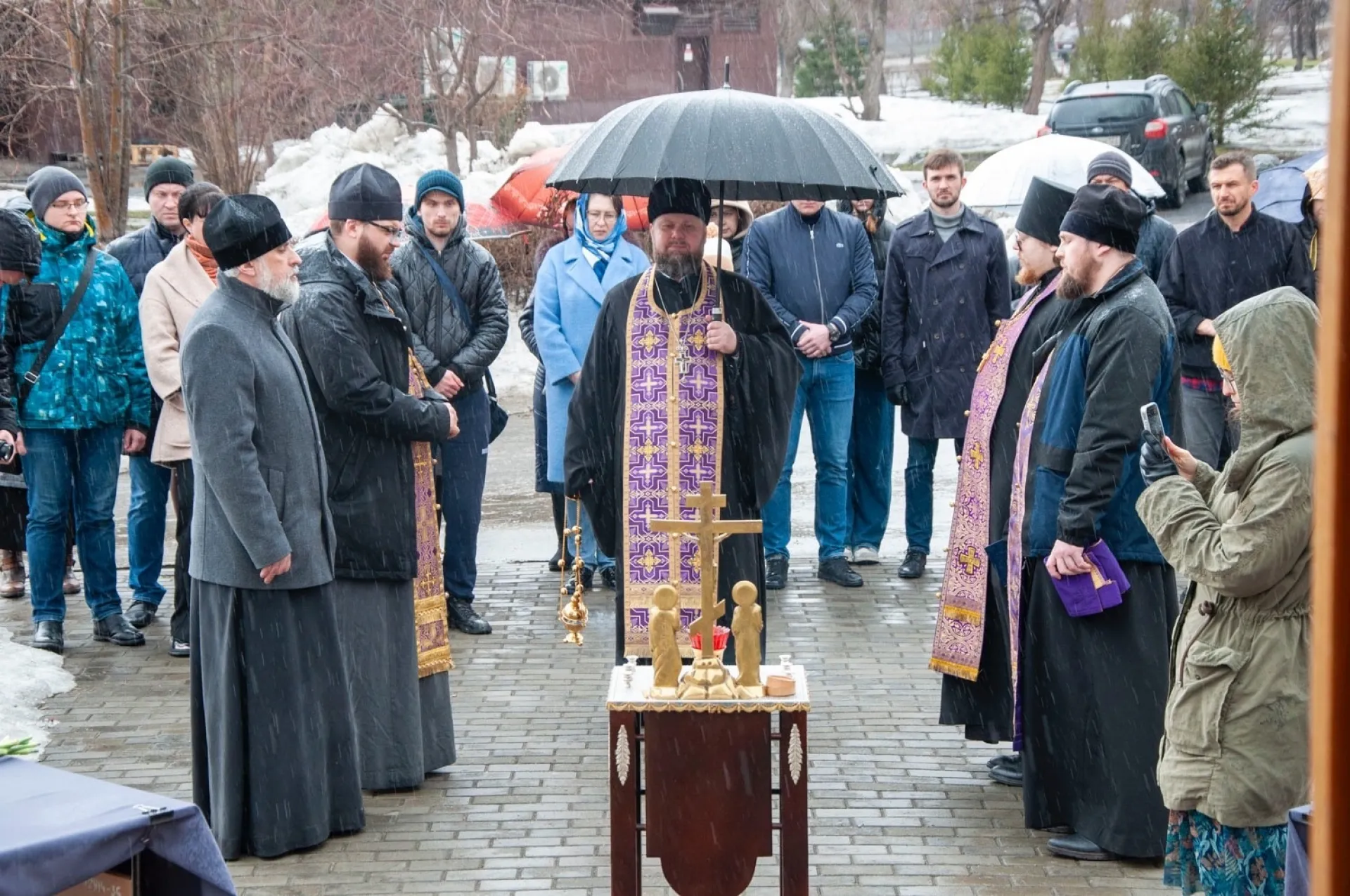 Панихида в память о погибших в теракте 22 марта в «Крокус Сити Холле» прошла в Барнауле