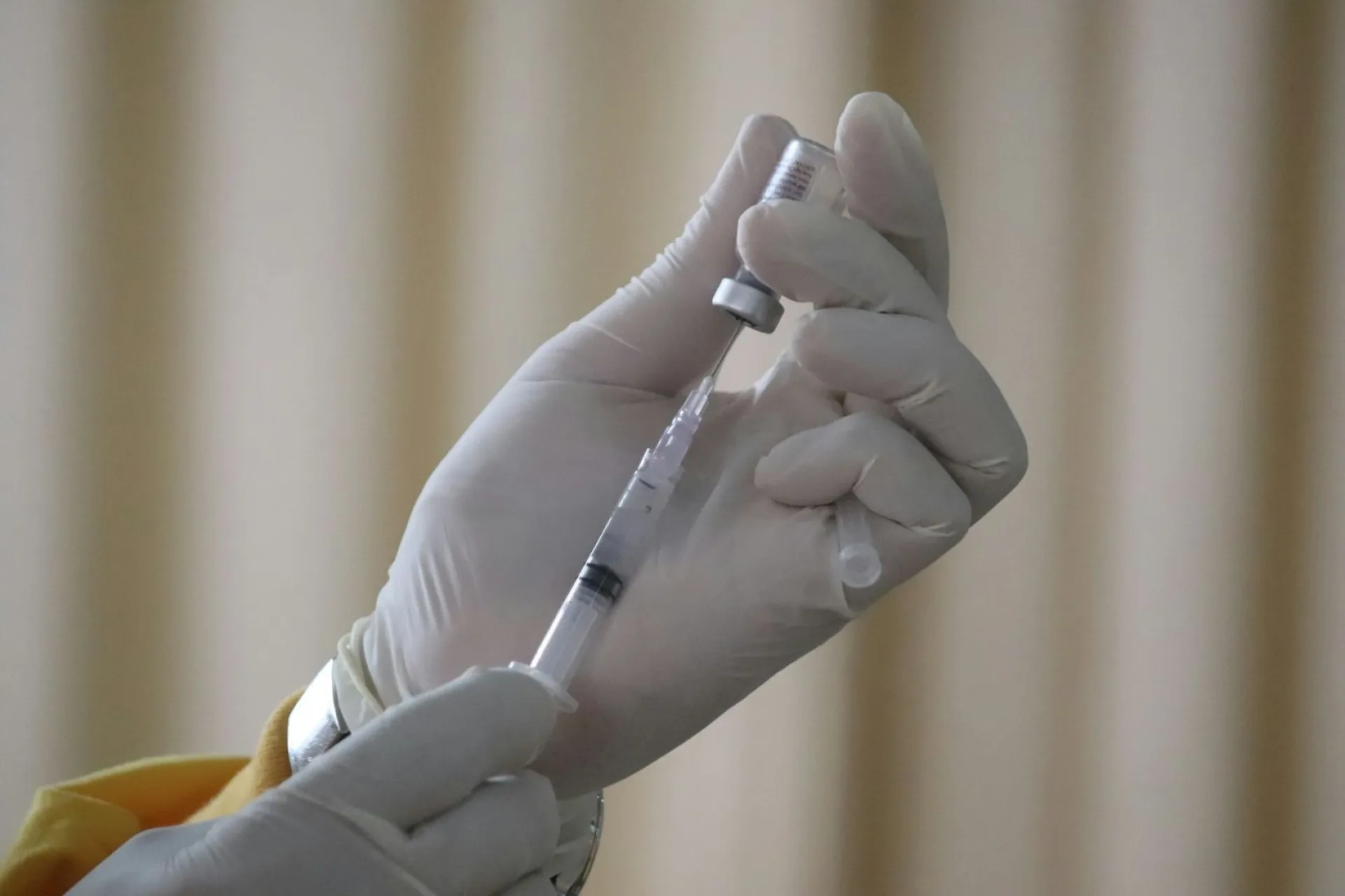 Исследование вакцины от рака на добровольцах проведут в России в следующем году ‍