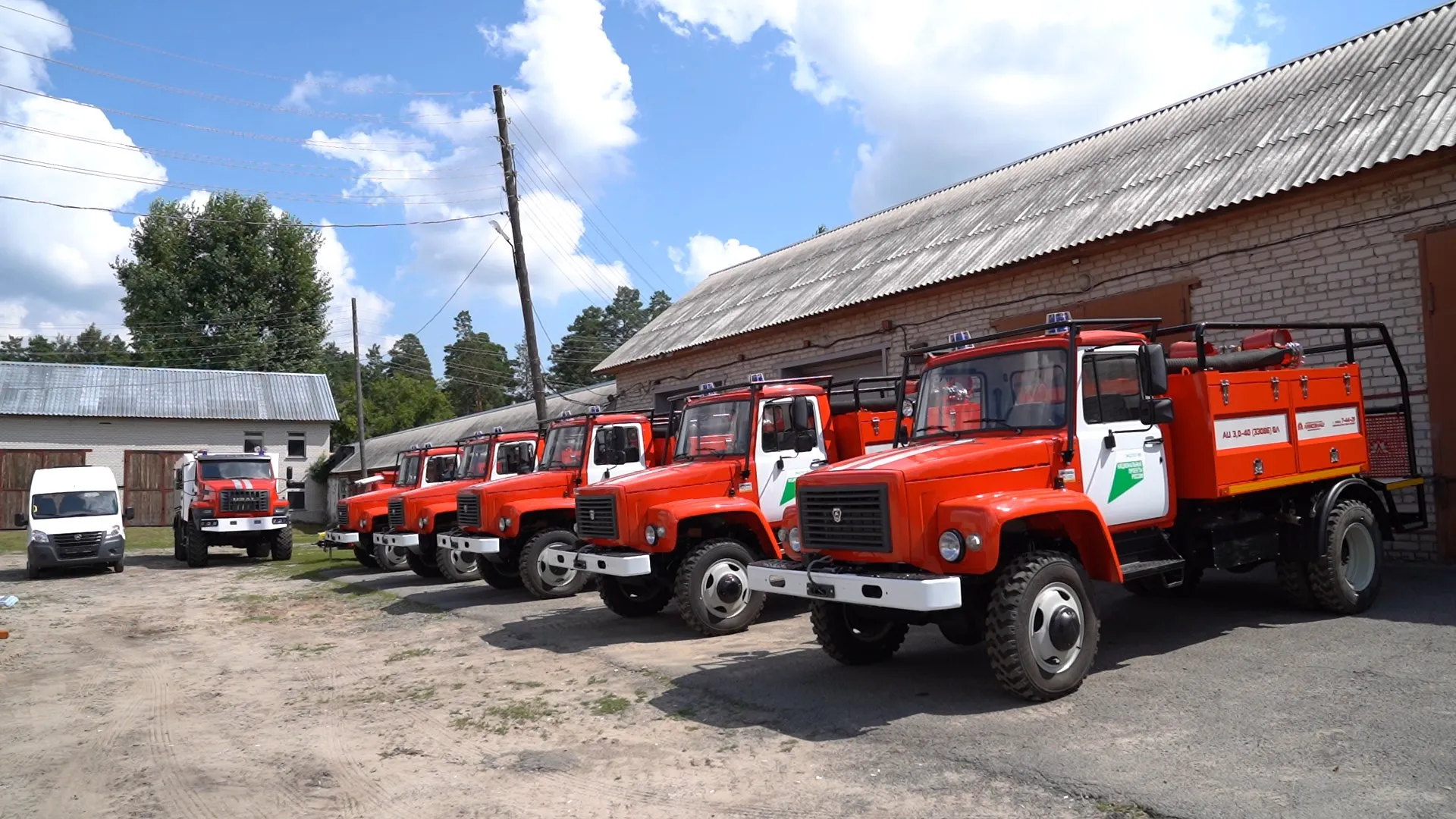 8 новых пожарных автомобилей прибыли сегодня в Алтайский край