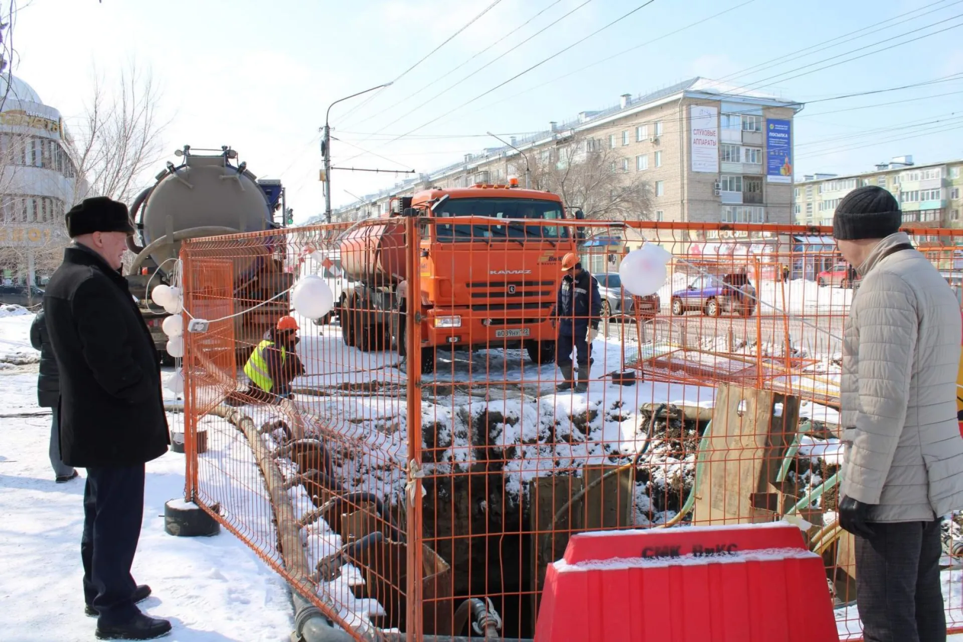 Городской канализационный коллектор продолжают ремонтировать в Рубцовске Городской канализационный коллектор продолжают ремонтировать в Рубцовске