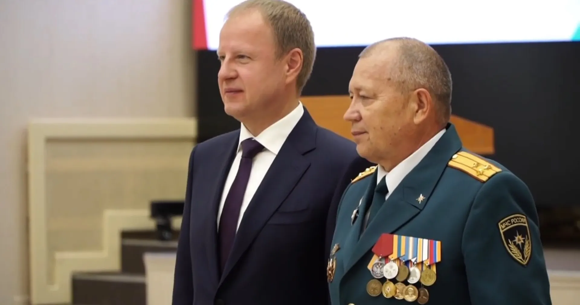 Губернатор Виктор Томенко вручил награды выдающимся работникам Алтайского края Губернатор Виктор Томенко вручил награды выдающимся работникам Алтайского края