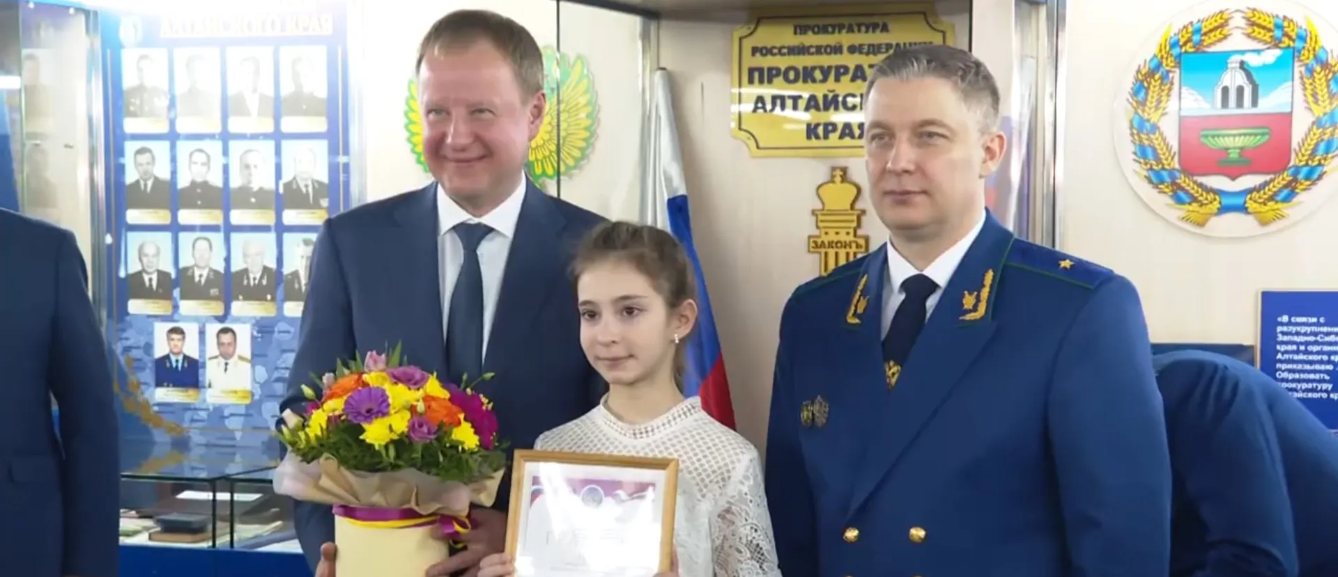 Виктор Томенко и краевой прокурор Антон Герман наградили победителей патриотического конкурса Виктор Томенко и краевой прокурор Антон Герман наградили победителей патриотического конкурса
