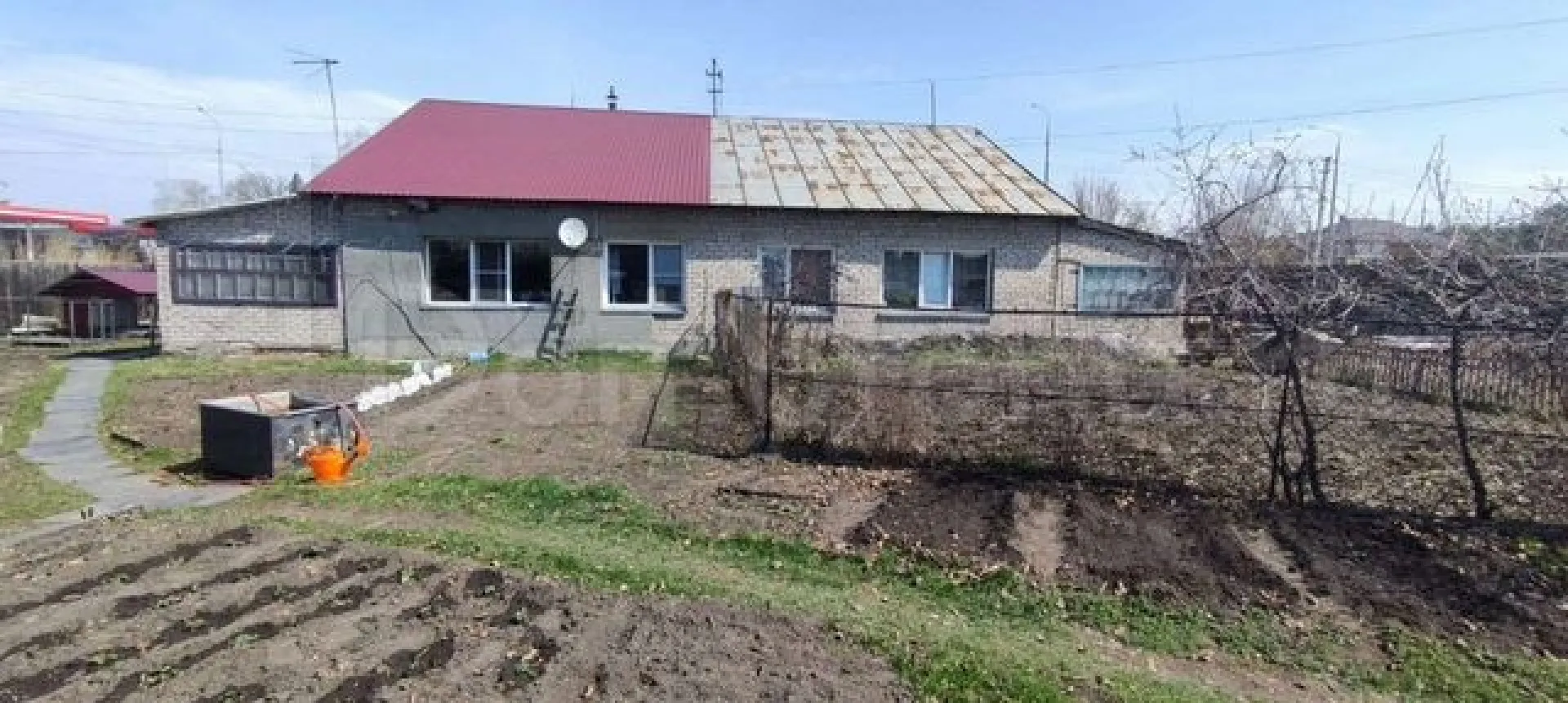 Две квартиры в одноэтажном доме с печкой и выгребной ямой продают в Бийске Две квартиры в одноэтажном доме с печкой и выгребной ямой продают в Бийске