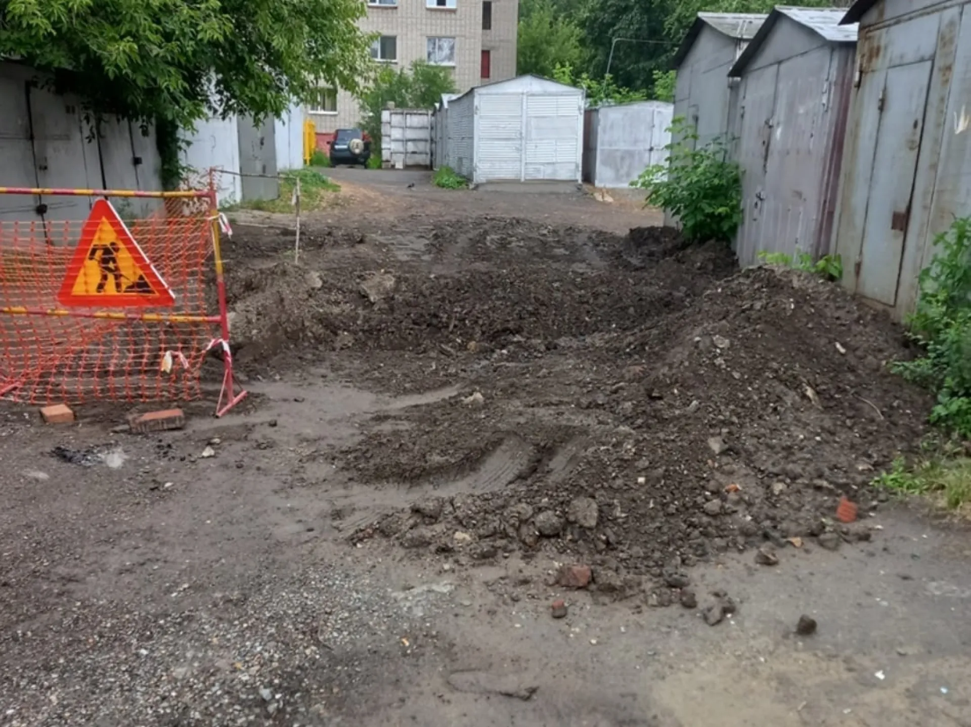 Работники не закопали полностью котлован после раскопок в Барнауле