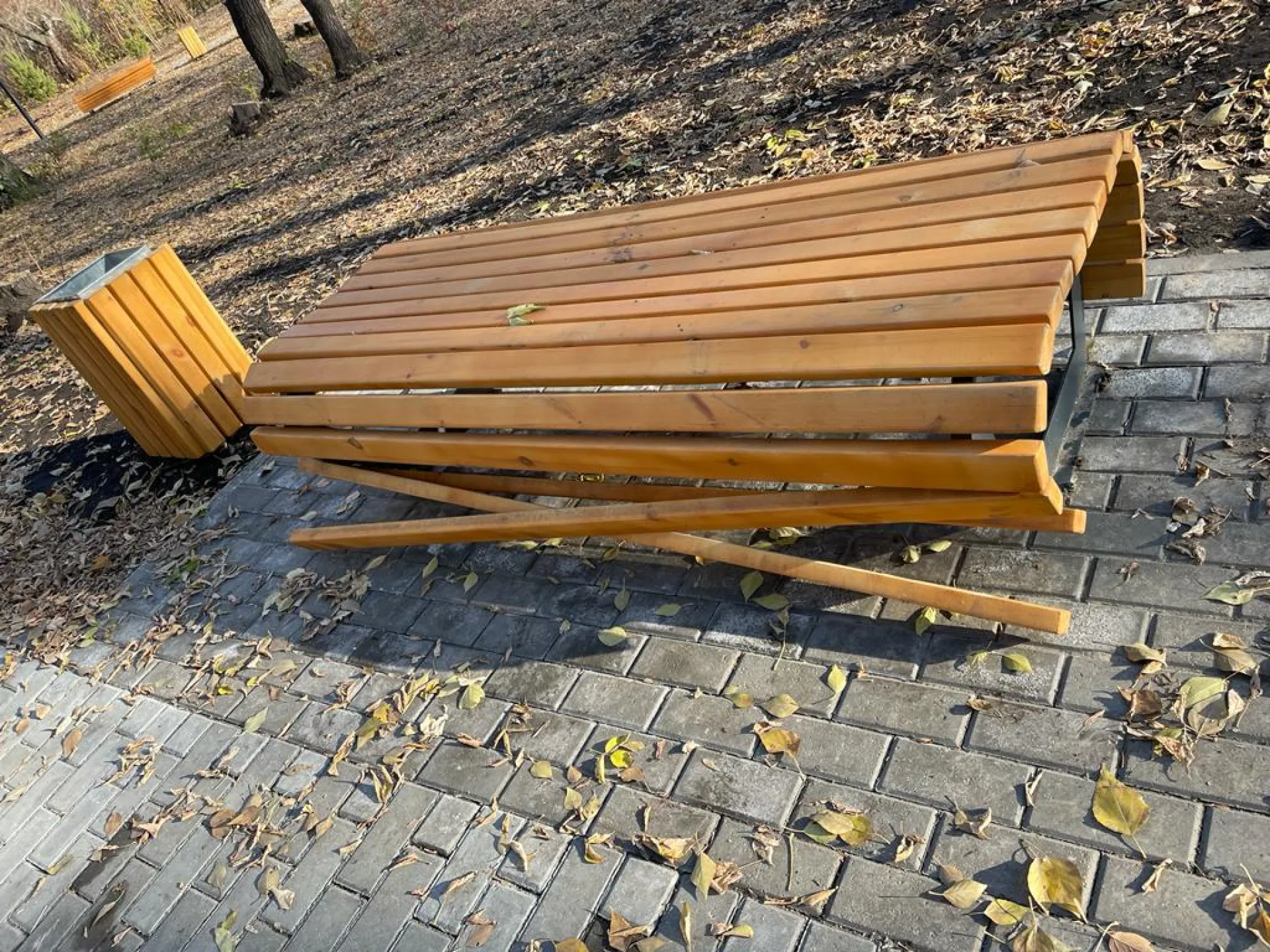 В Бийске неизвестные разгромили недавно отремонтированный сквер В Бийске неизвестные разгромили недавно отремонтированный сквер
