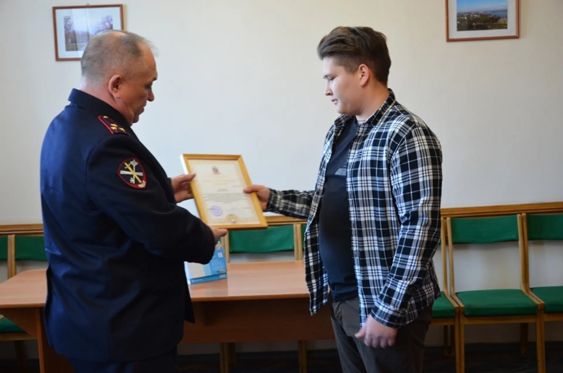 19-летний житель Бийска помог поймать полицейским вора-рецидивиста 19-летний житель Бийска помог поймать полицейским вора-рецидивиста