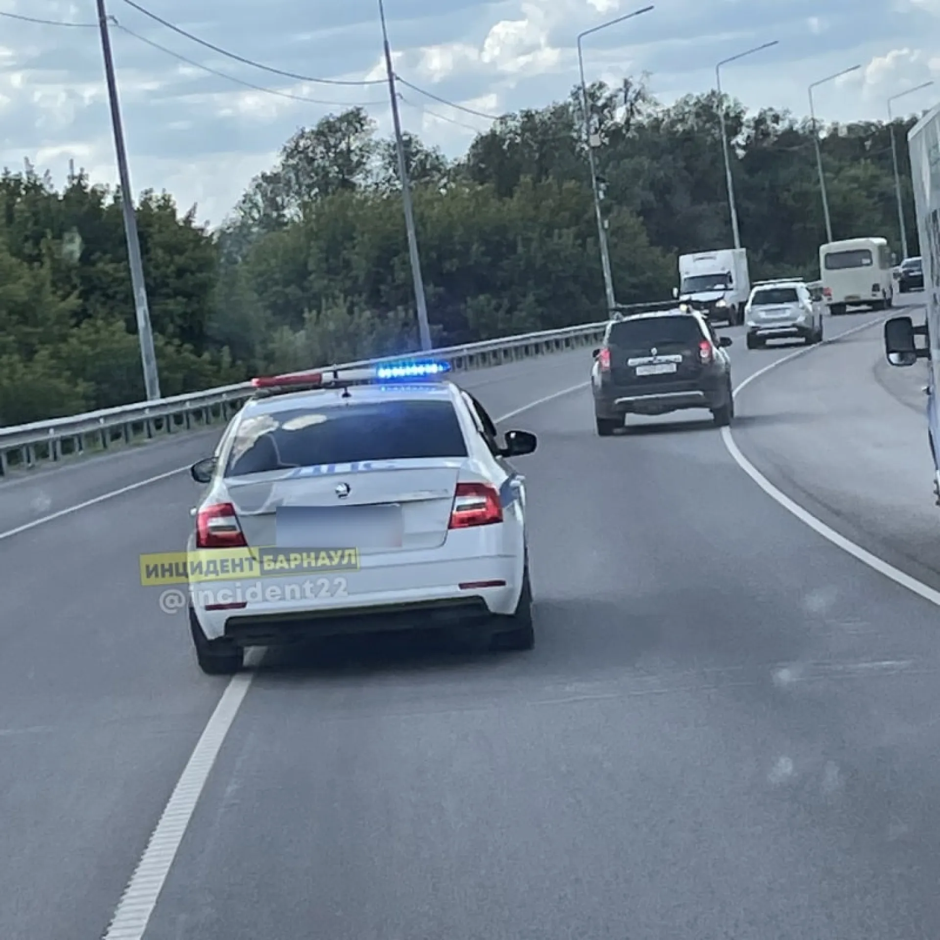 Барнаульские полицейские помогли врачам скорой помощи доставить экстренного пациента
