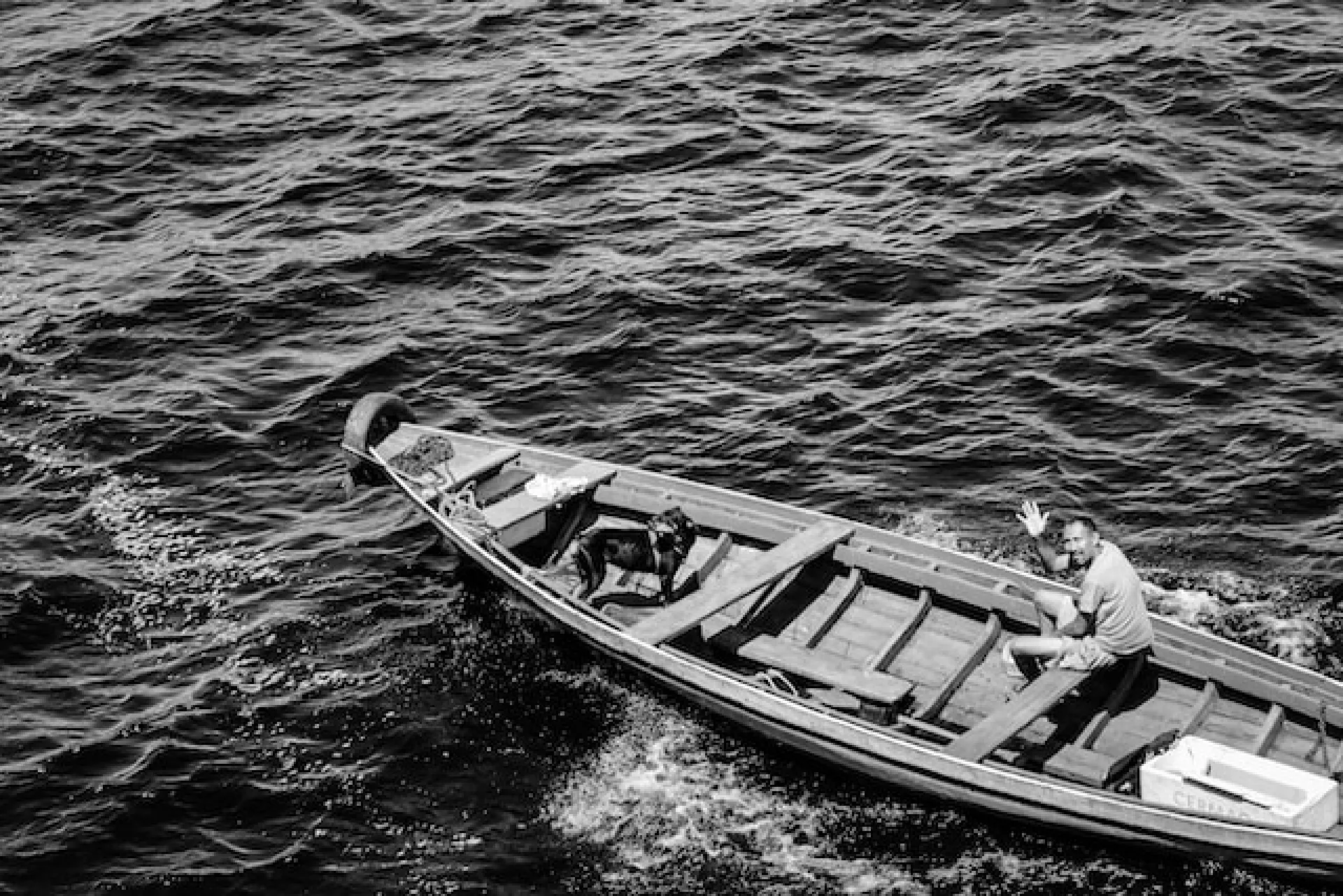 Моряка с собакой, дрейфовавших почти сто дней в Тихом океане, спасли