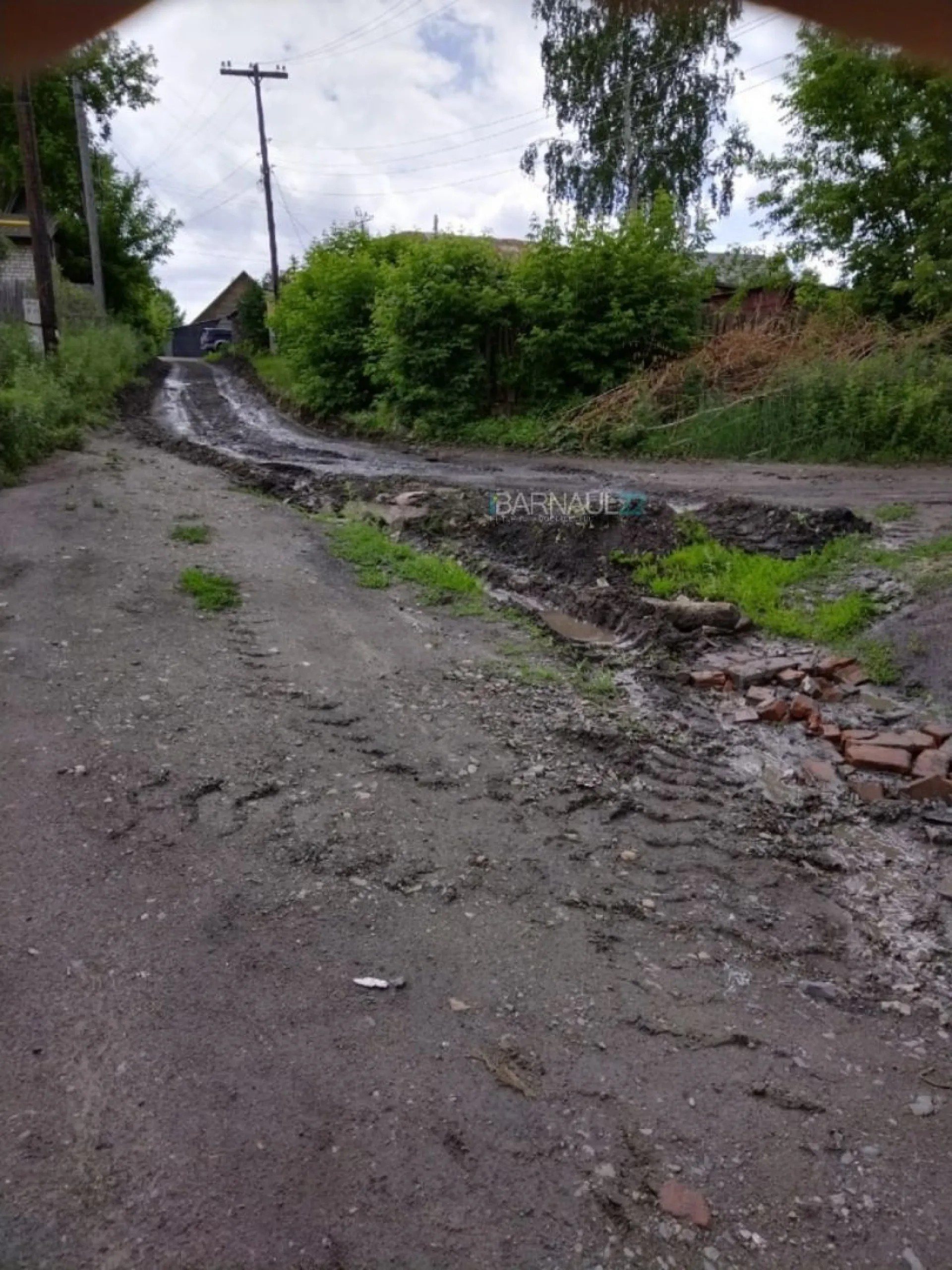 Жительница Новоалтайска жалуется на ямы в дороге, которую должны были отсыпать еще в 2021 году Жительница Новоалтайска жалуется на ямы в дороге, которую должны были отсыпать еще в 2021 году