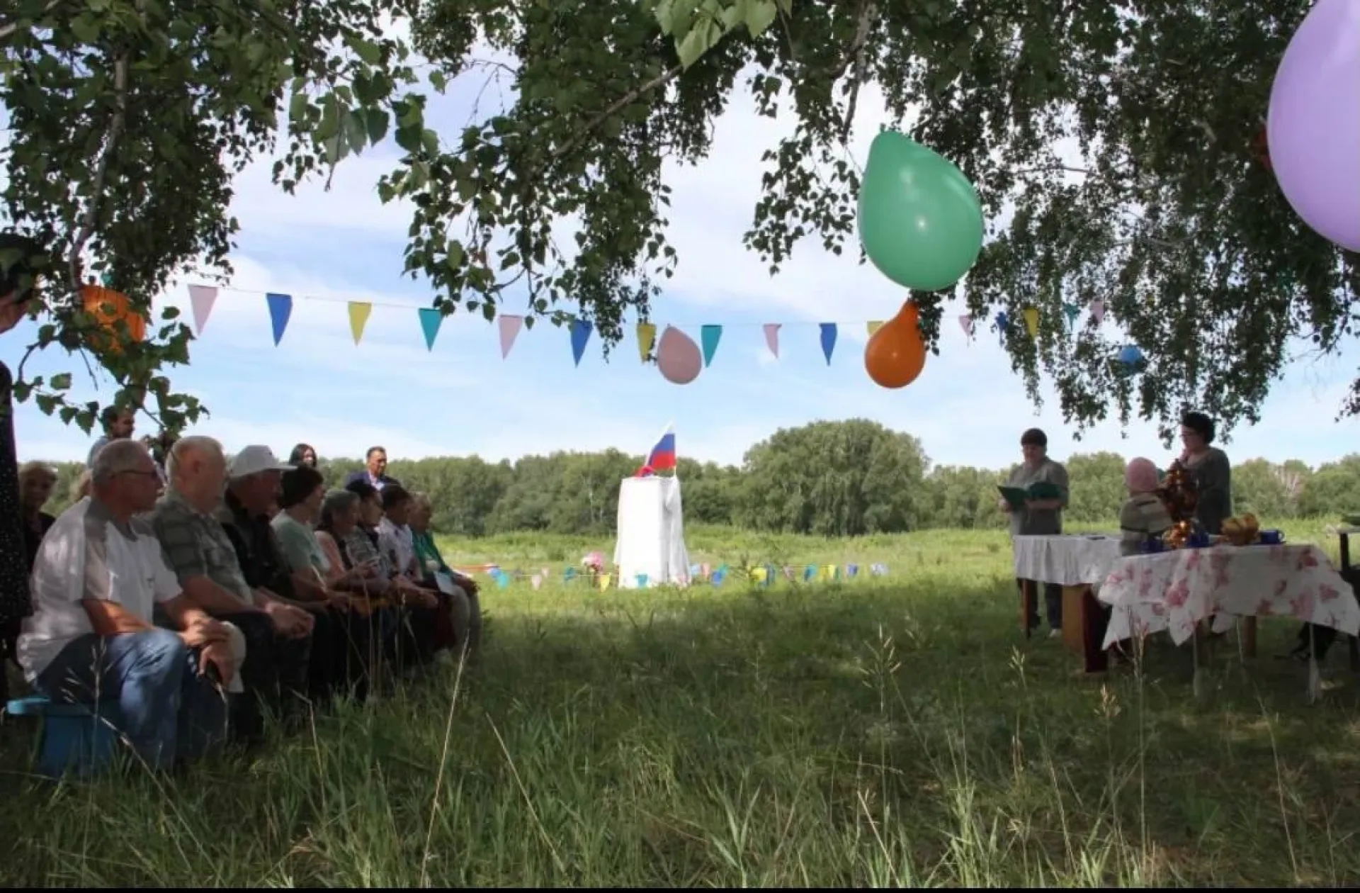 Уроженцы несуществующего поселка установили на его месте стелу в Алтайском крае