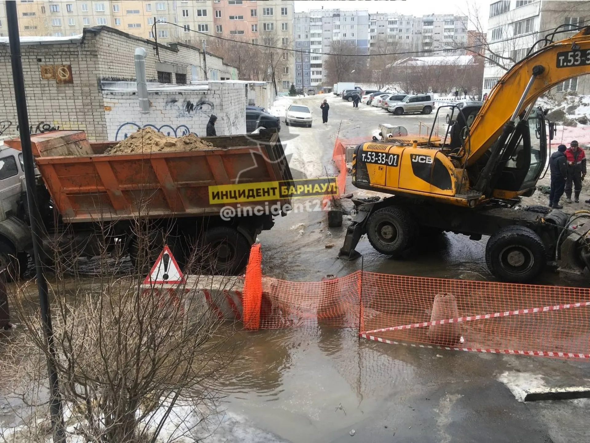 В центре Барнаула прорвало трубу водоснабжения В центре Барнаула прорвало трубу водоснабжения