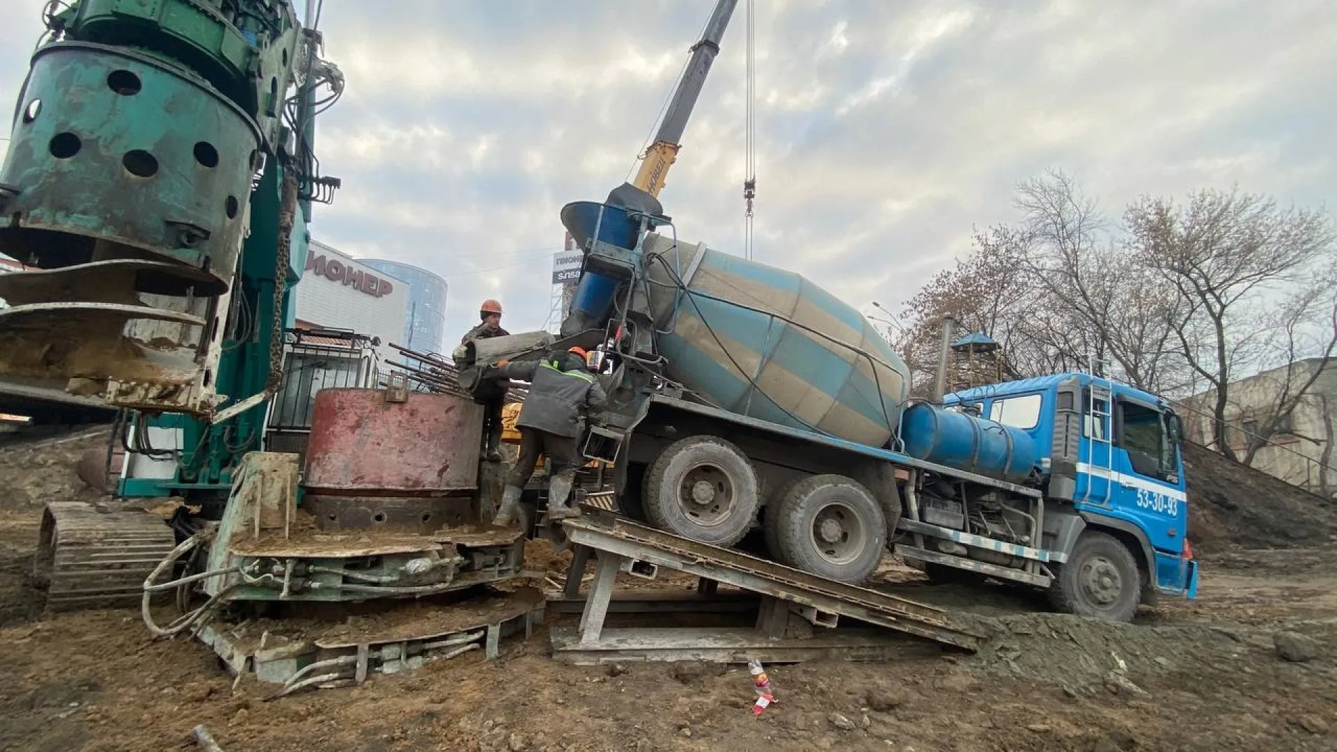 На двух опорах моста на Новом рынке Барнаула установили буронабивные сваи На двух опорах моста на Новом рынке Барнаула установили буронабивные сваи