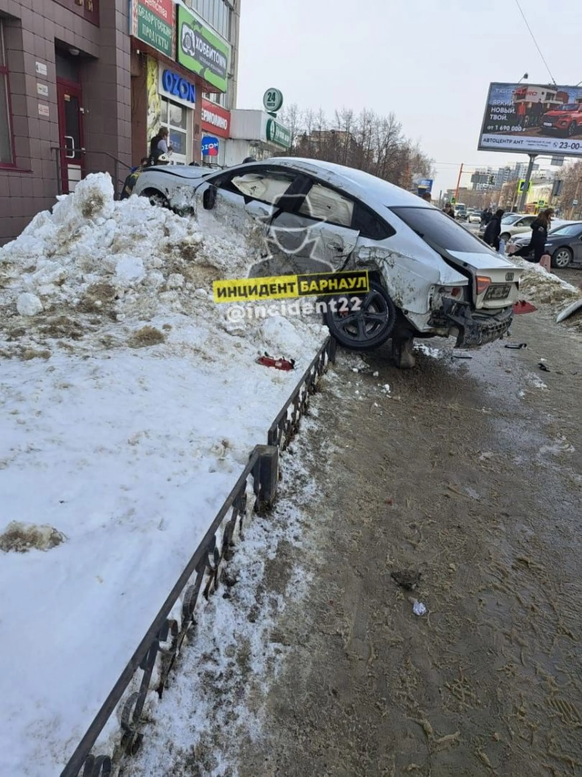 В центре Барнаула легковой автомобиль вынесло на тротуар в результутате ДТП В центре Барнаула легковой автомобиль вынесло на тротуар в результутате ДТП