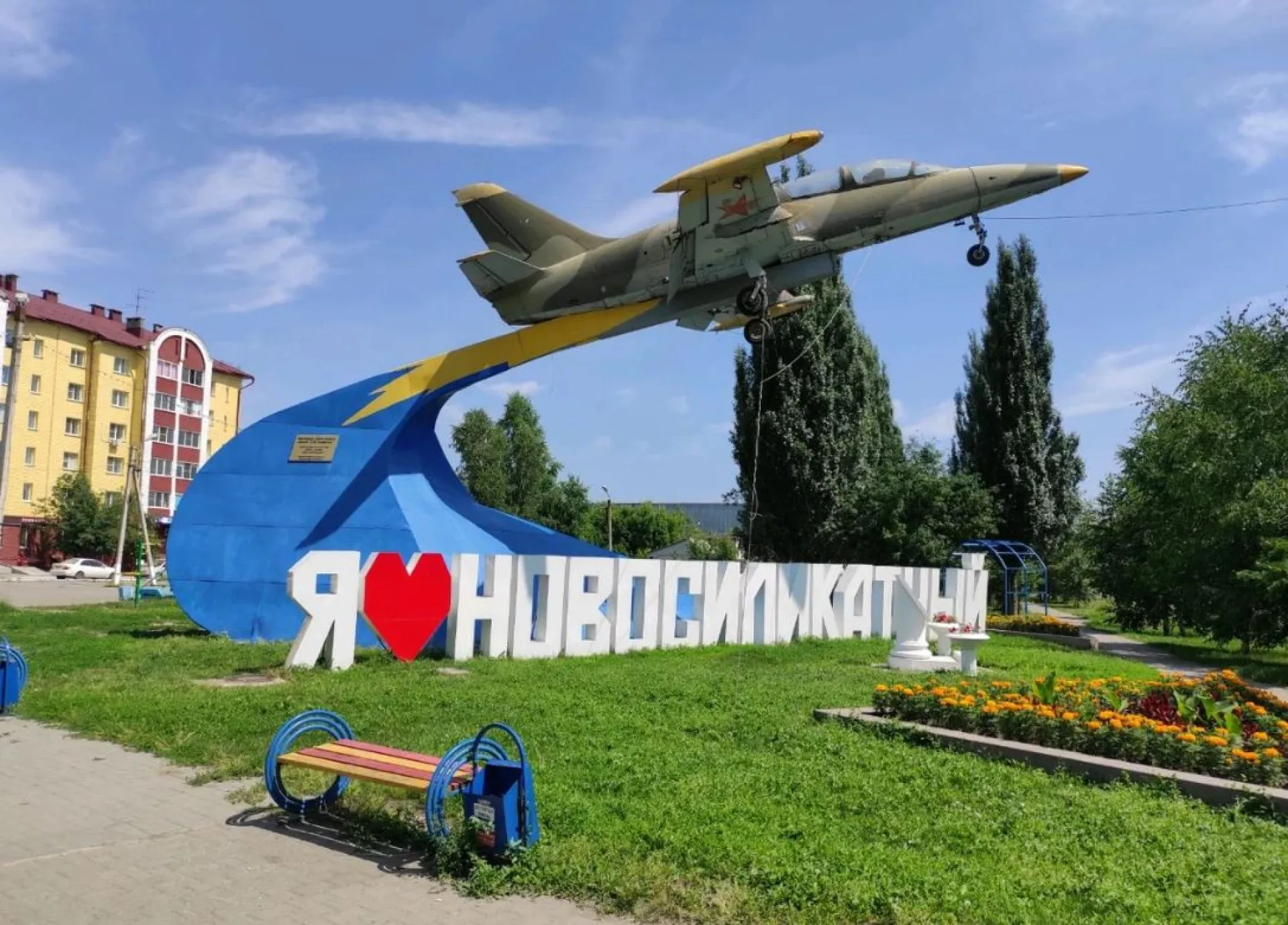 Авиатехник узнал по фото учебно-боевой самолет со времен службы, который стал памятником в Барнауле