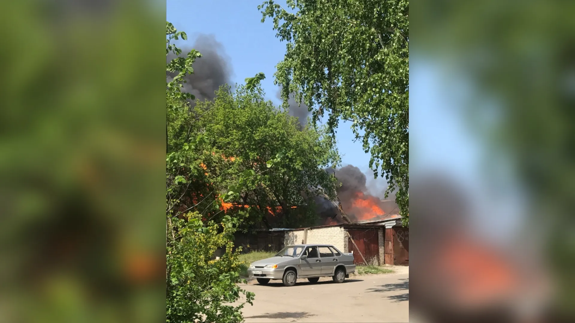 Хозяйственная постройка загорелась в Барнауле