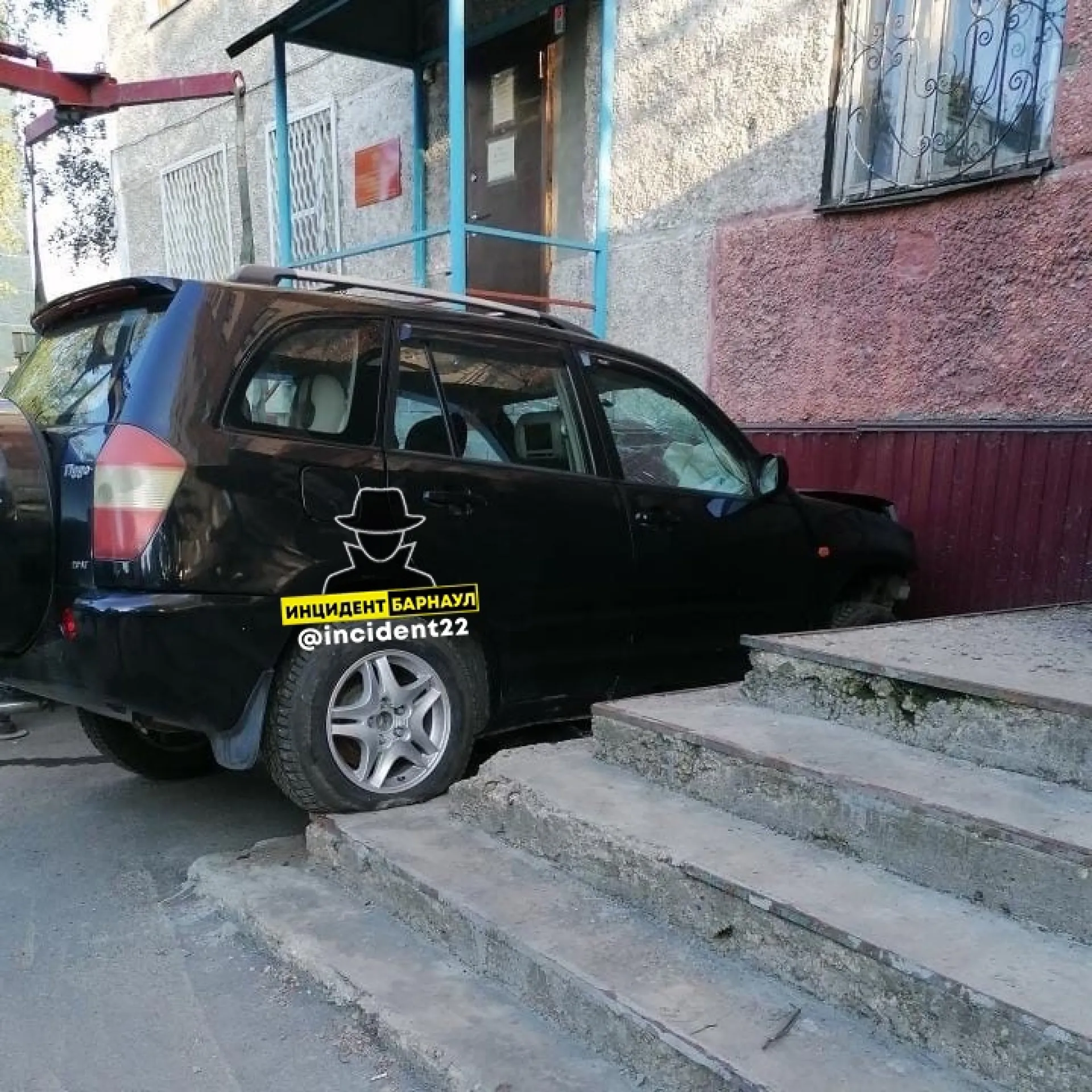 Автомобиль въехал в дом в Барнауле Автомобиль въехал в дом в Барнауле