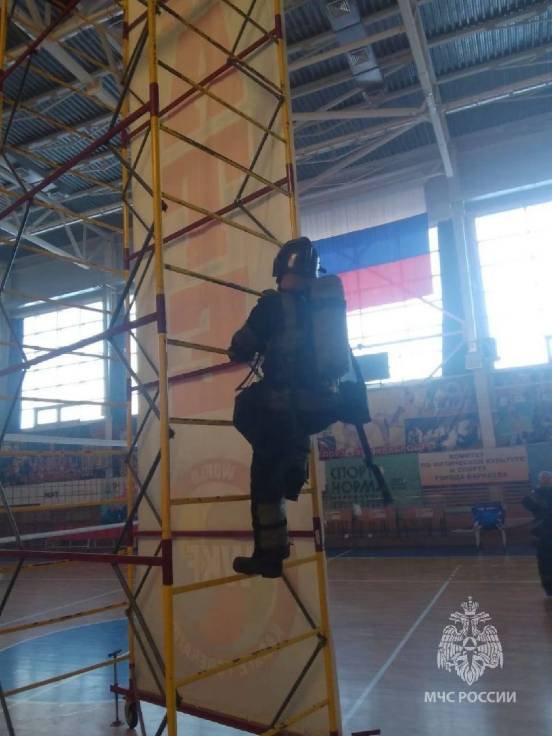 Пожар произошел в барнаульском спорткомплексе Пожар произошел в барнаульском спорткомплексе