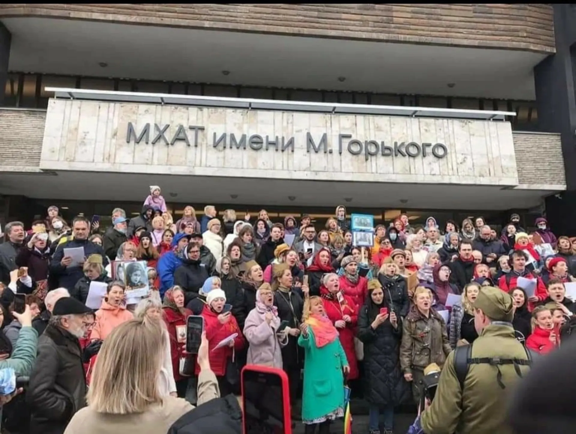 Уроженка Барнаула ежегодно собирает тысячи россиян в Москве, чтобы спеть песни военных лет
