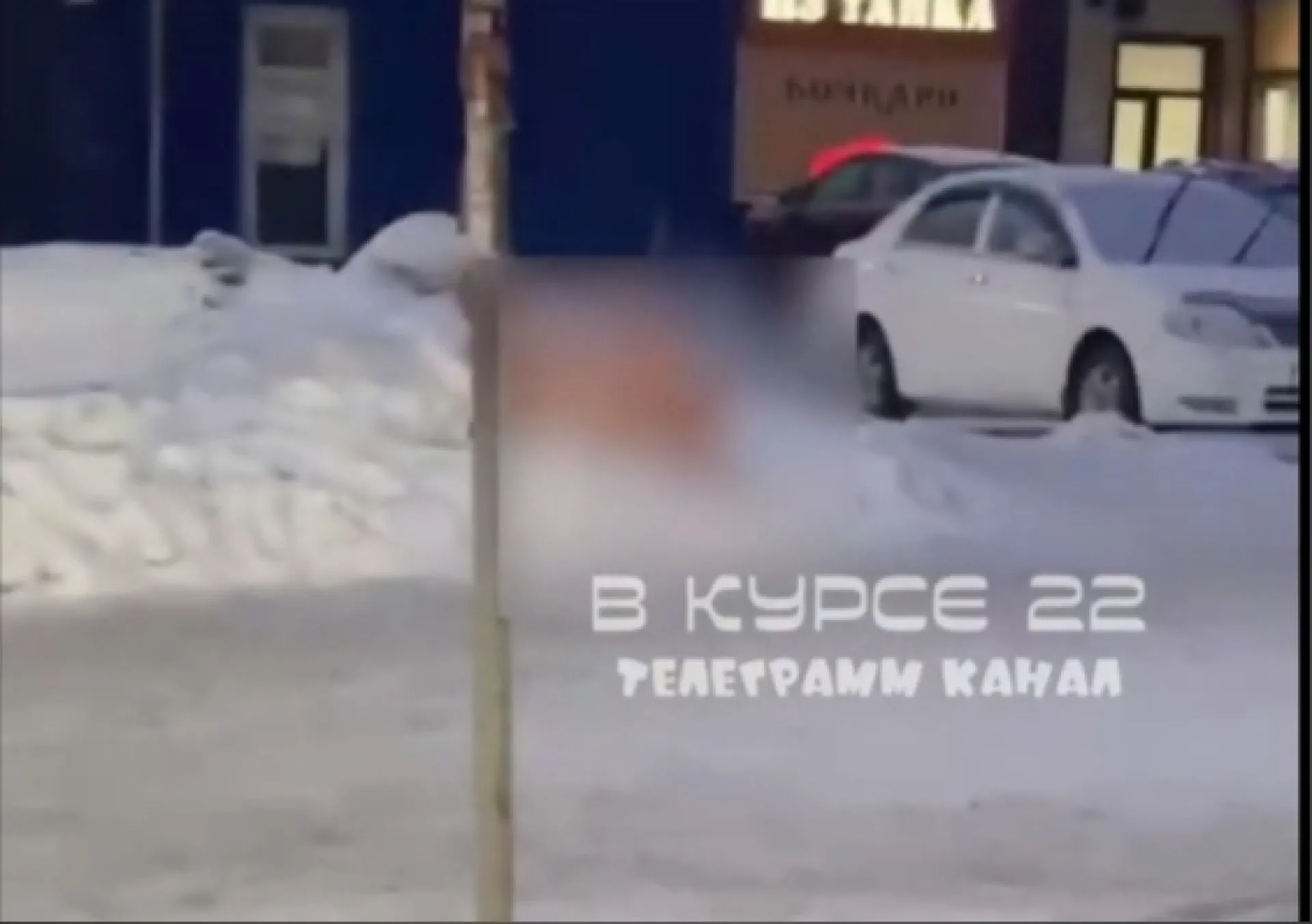 Если хочешь быть здоров – закаляйся: голая женщина купалась в сугробах в Барнауле