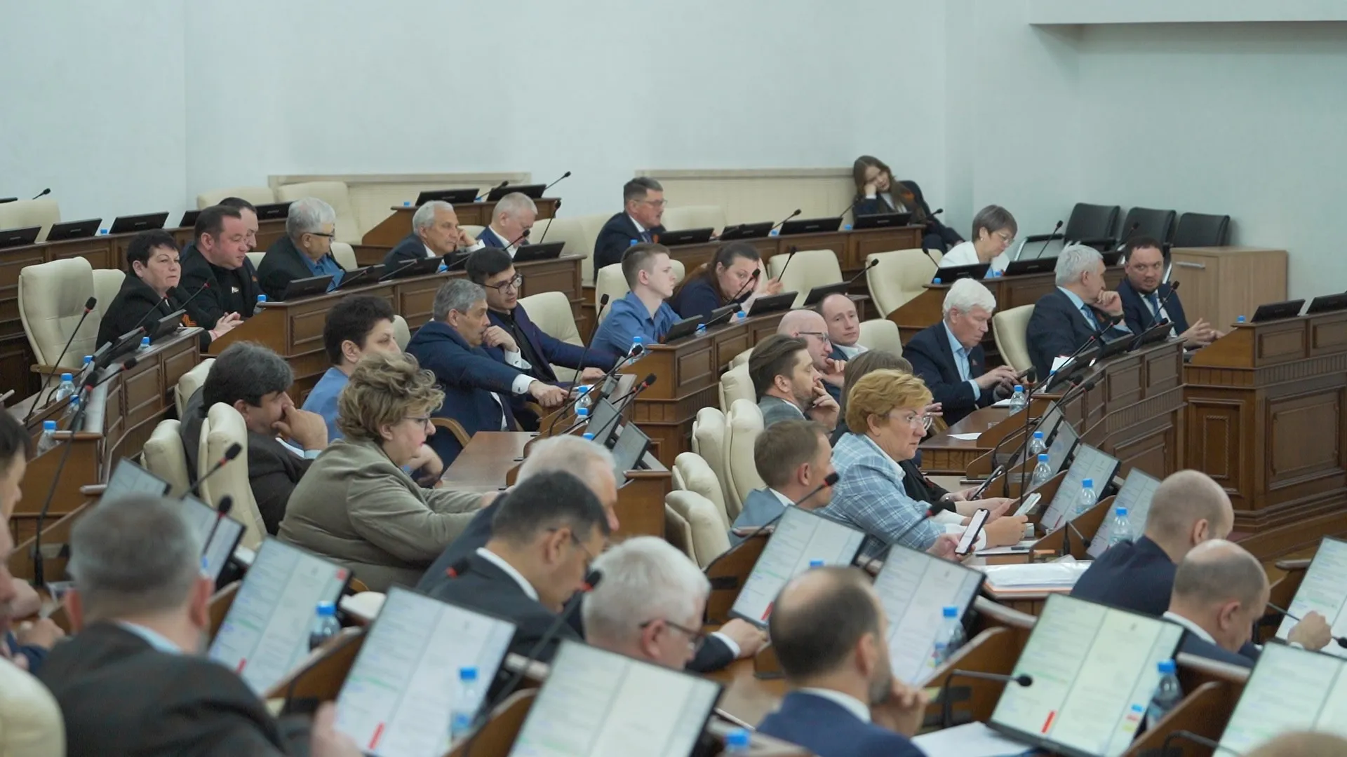 Выплаты для педагогов-наставников и запрет на продажу энергетиков: что обсудили на сессии АКЗС Выплаты для педагогов-наставников и запрет на продажу энергетиков: что обсудили на сессии АКЗС