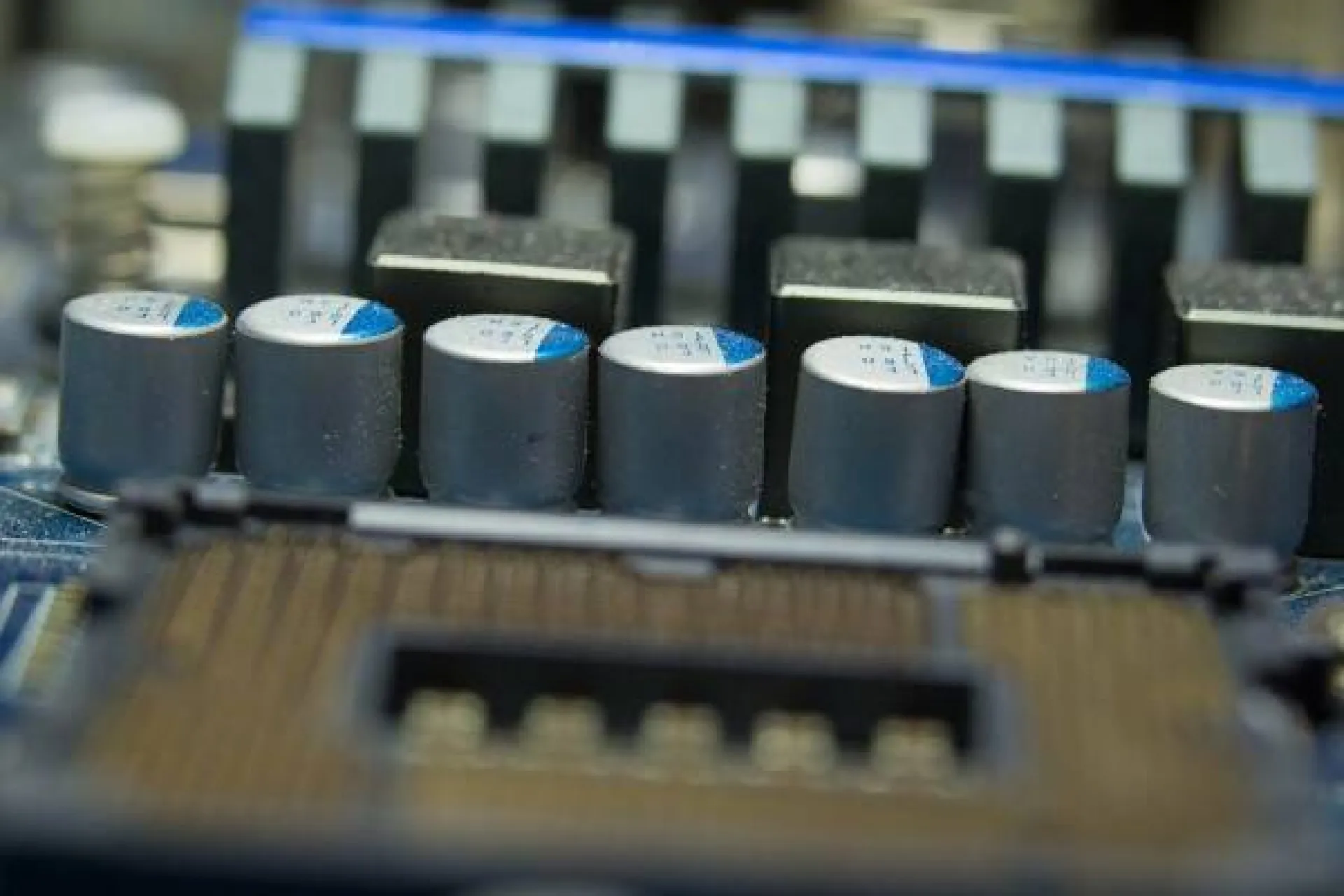 Intel приостановил деятельность в России Intel приостановил деятельность в России