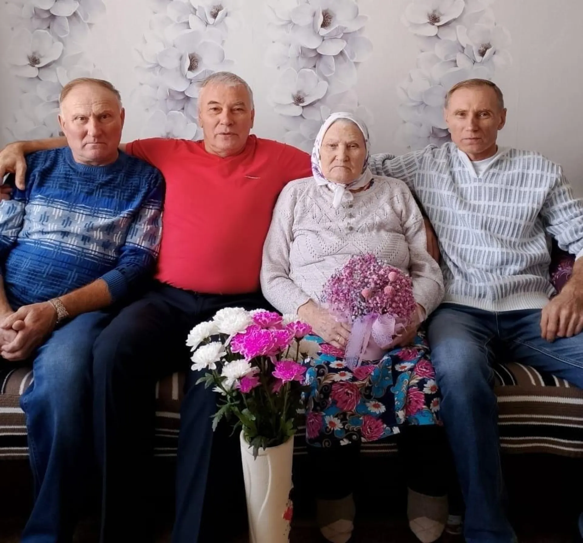 Орден «Мать-героиня» вручили жительнице Родинского района Орден «Мать-героиня» вручили жительнице Родинского района