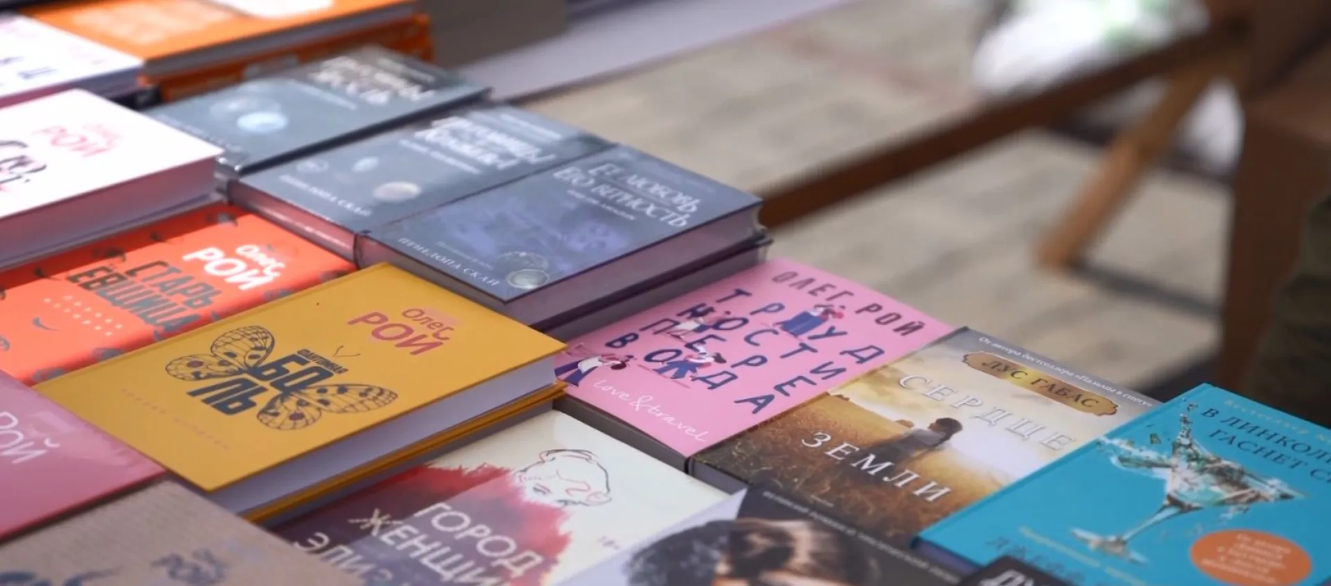 Более трёх тонн книг, а также лектории и встречи с писателями: Большой книжный фестиваль «Петровский бульвар-2024» работает в Бийске Более трёх тонн книг, а также лектории и встречи с писателями: Большой книжный фестиваль «Петровский бульвар-2024» работает в Бийске