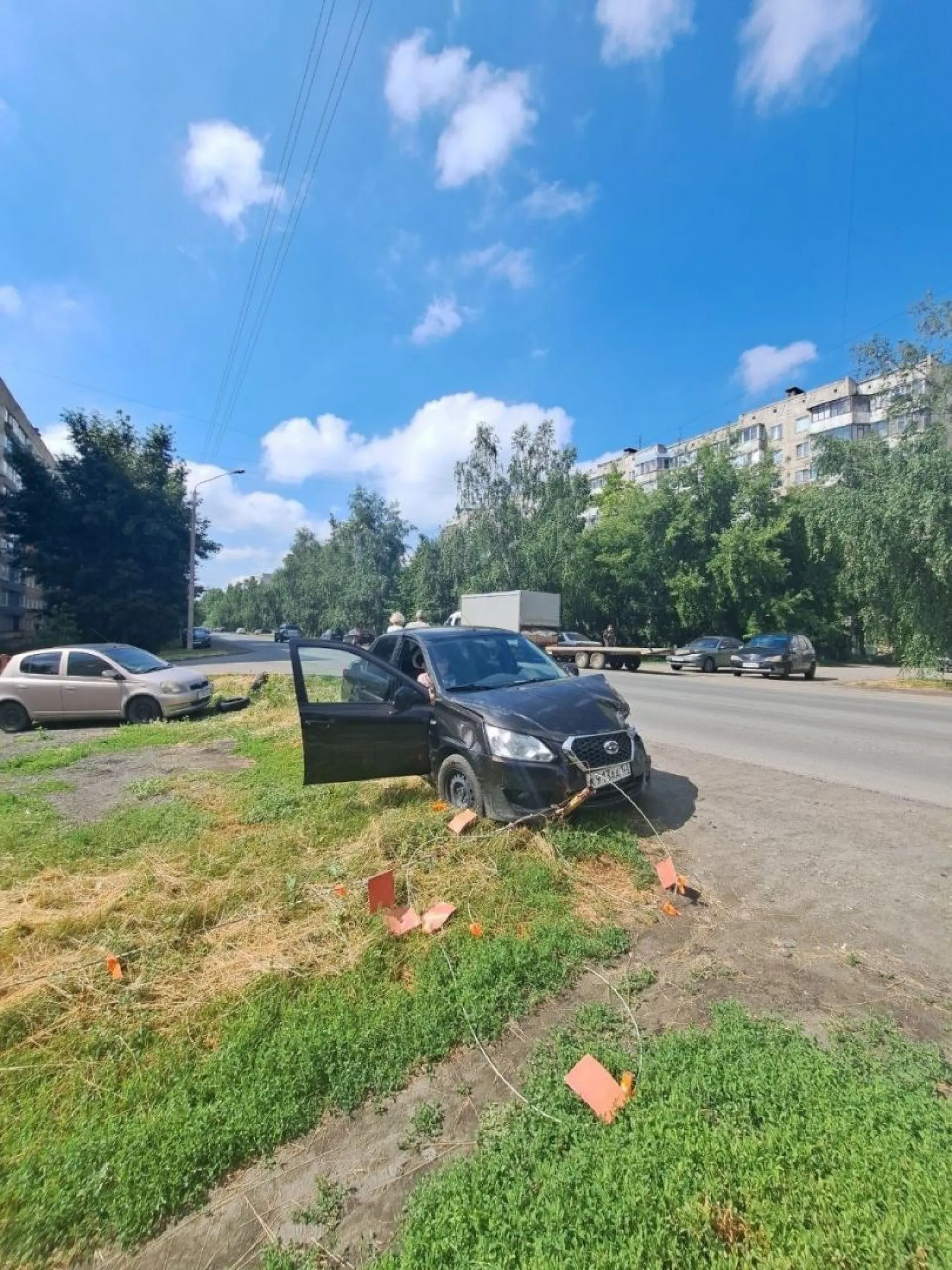 Очевидцы: нетрезвая женщина-водитель врезалась в припаркованный автомобиль в Барнауле 