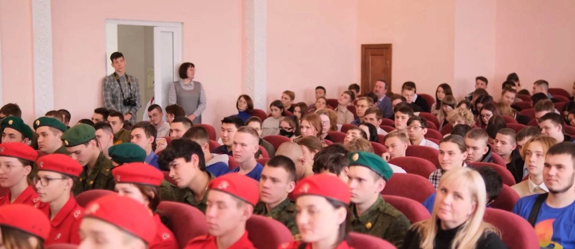 Студенты Алтайского архитектурно-строительного колледжа изготавливают печки-буржуйки и маскировочные чехлы для бронетехники Студенты Алтайского архитектурно-строительного колледжа изготавливают печки-буржуйки и маскировочные чехлы для бронетехники