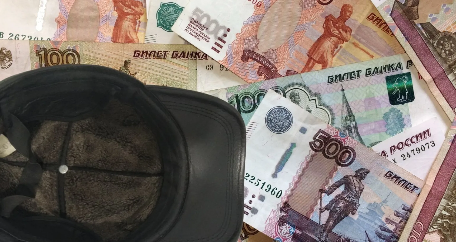 Постояльца барнаульского отеля ослепили слезоточивым газом и украли у него деньги и меховую кепку