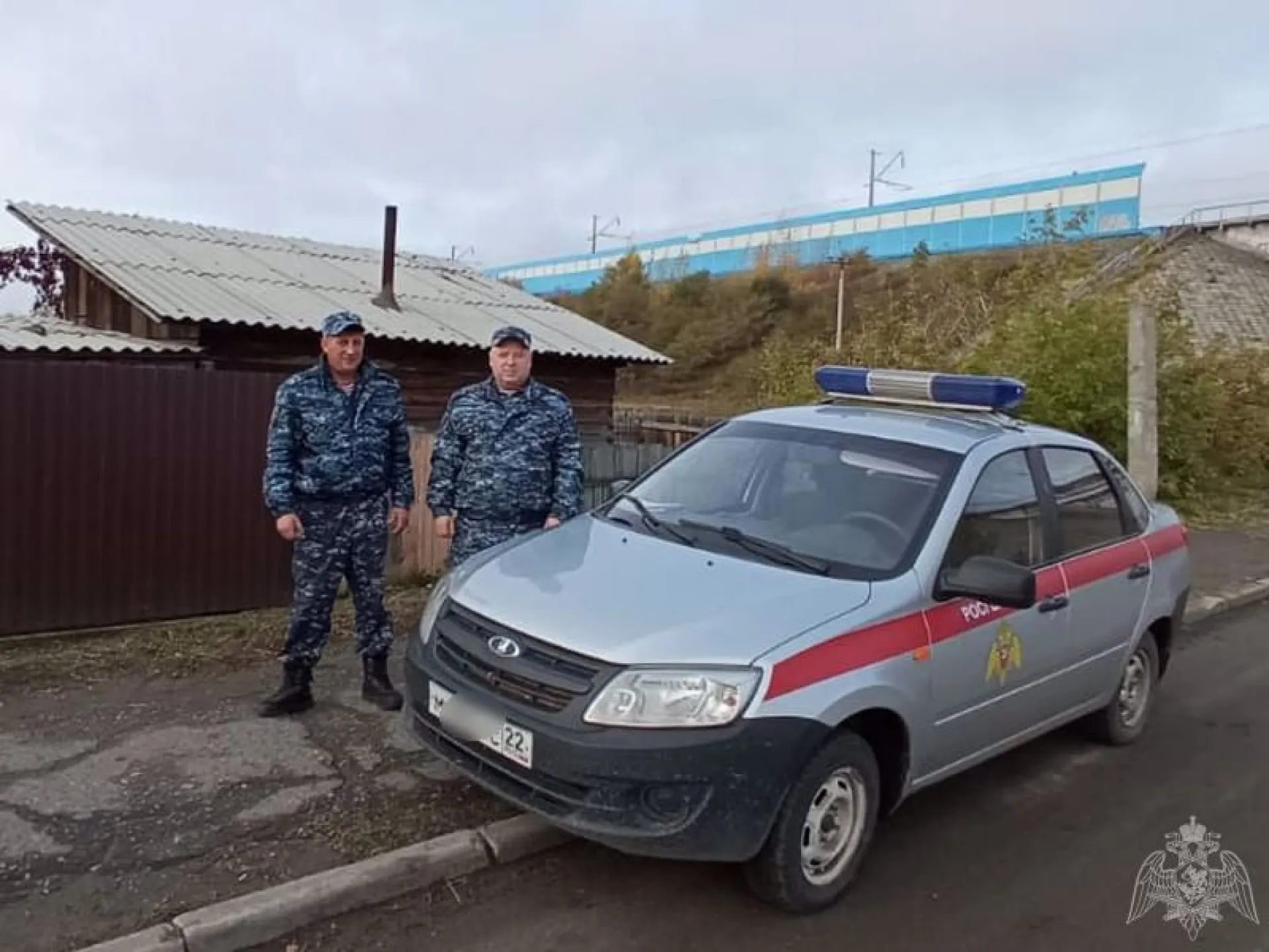 В Алтайском крае росгвардейцы помогли жильцам выбраться из горящего дома