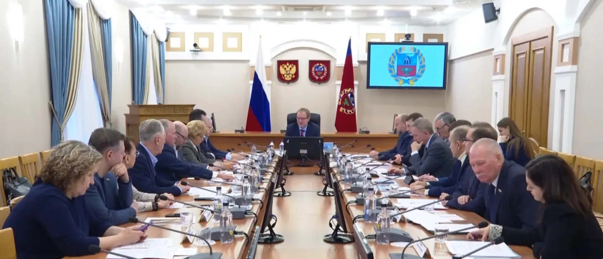 Губернатор Виктор Томенко провел встречу с членами Общественной палаты Алтайского края Губернатор Виктор Томенко провел встречу с членами Общественной палаты Алтайского края