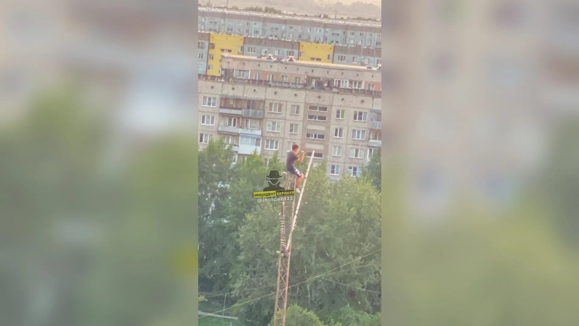 Вскарабкавшегося на вышку подростка заметили в Барнауле Вскарабкавшегося на вышку подростка заметили в Барнауле