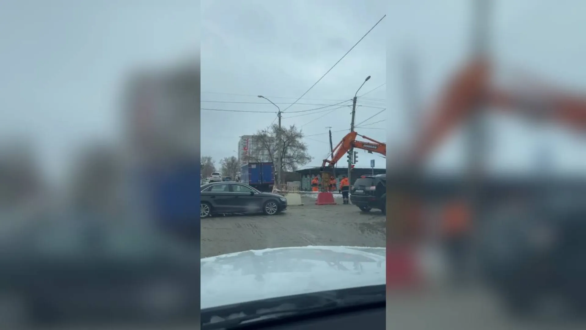Росводоканал Барнаула устраняет повреждение на пересечении переулка Ядринцева и улицы Молодёжной