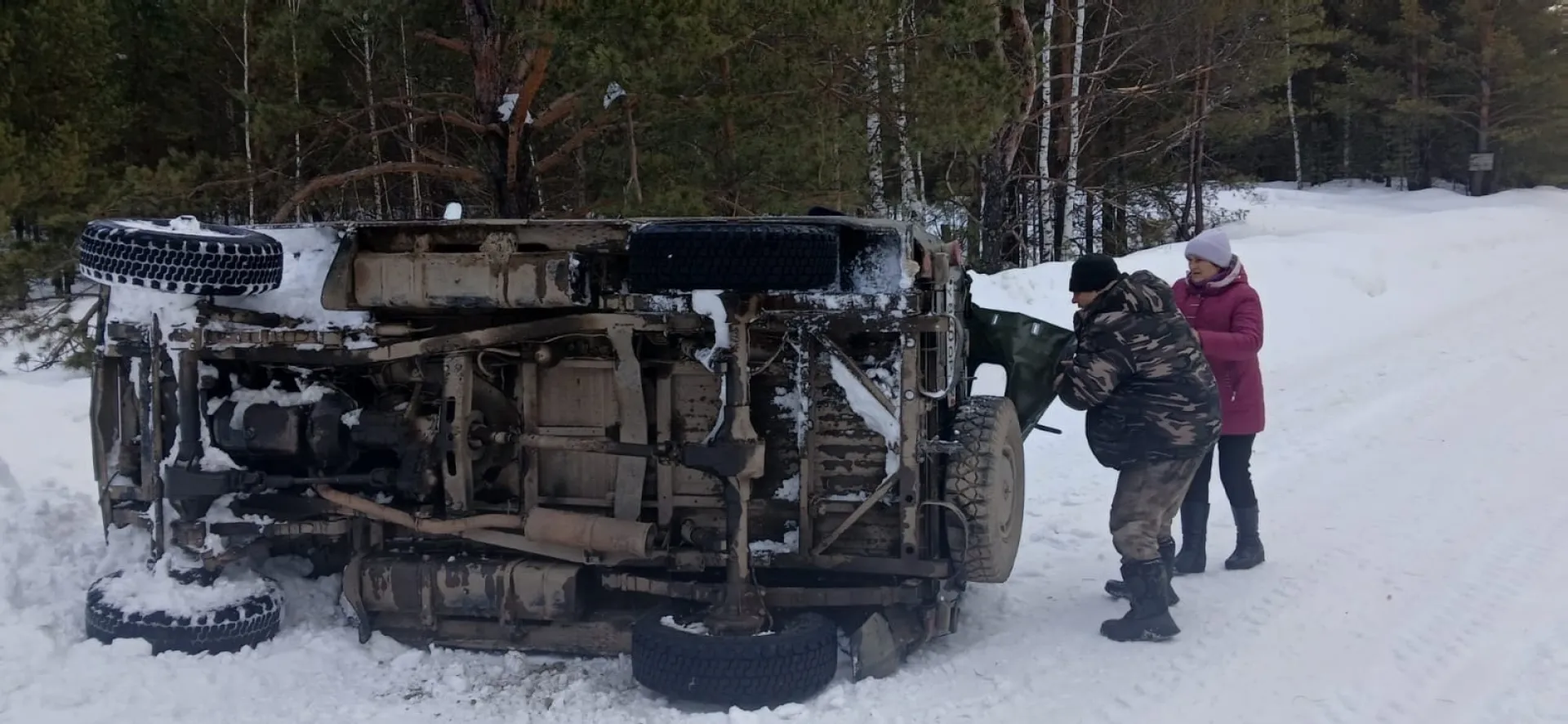 Пенсионеров вызволили из перевернувшегося автомобиля в Алтайском крае Пенсионеров вызволили из перевернувшегося автомобиля в Алтайском крае