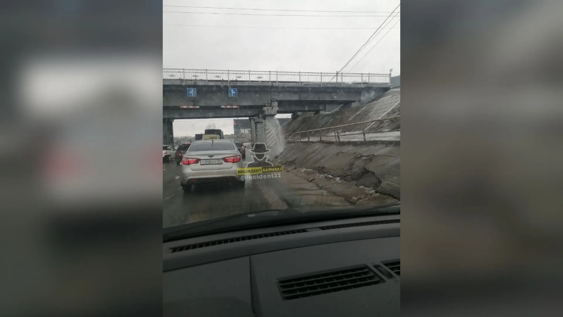 Фонтан из-под земли забил в Барнауле Фонтан из-под земли забил в Барнауле