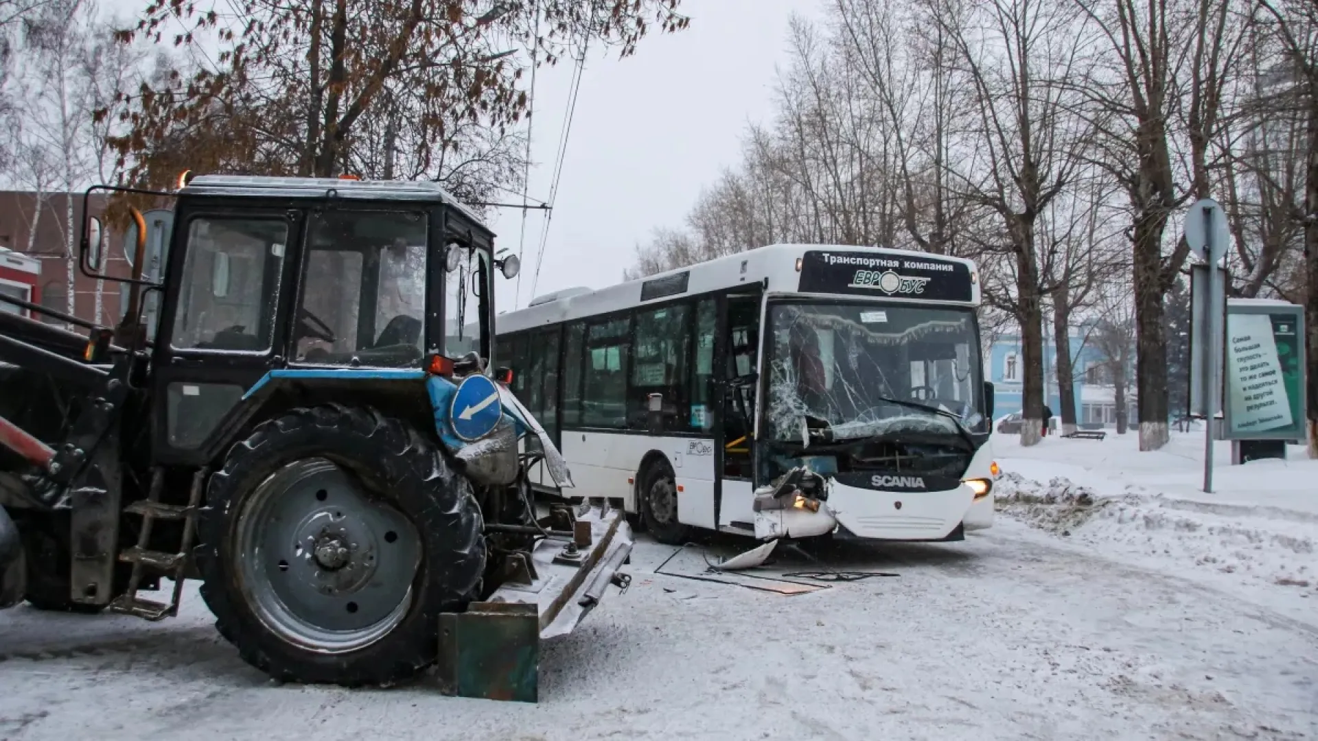 Госавтоинспекция Барнаула проводит проверку по факту ДТП с трактором