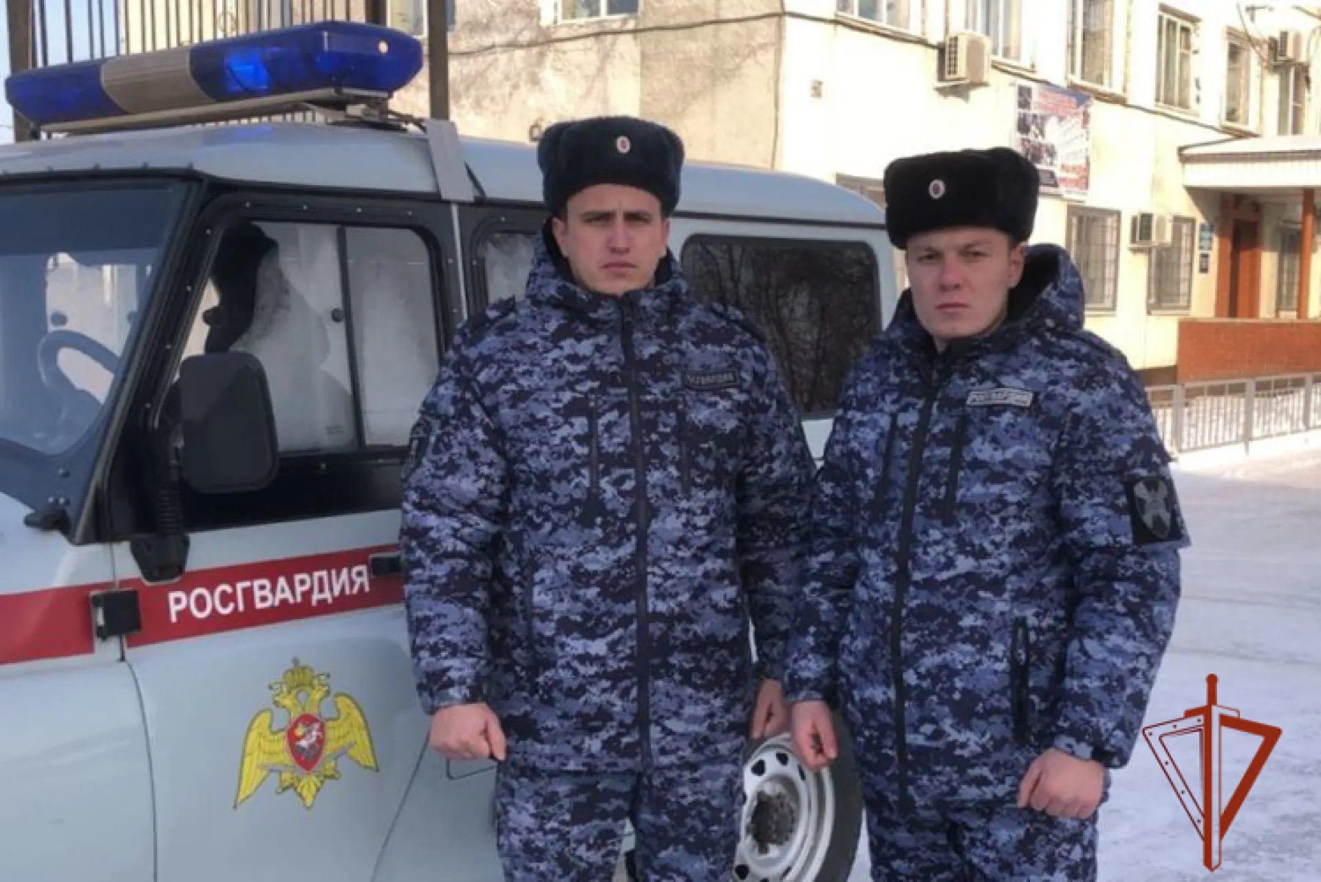 Росгвардейцы помешали огню перекинуться на жилой дом в Алтайском крае Росгвардейцы помешали огню перекинуться на жилой дом в Алтайском крае