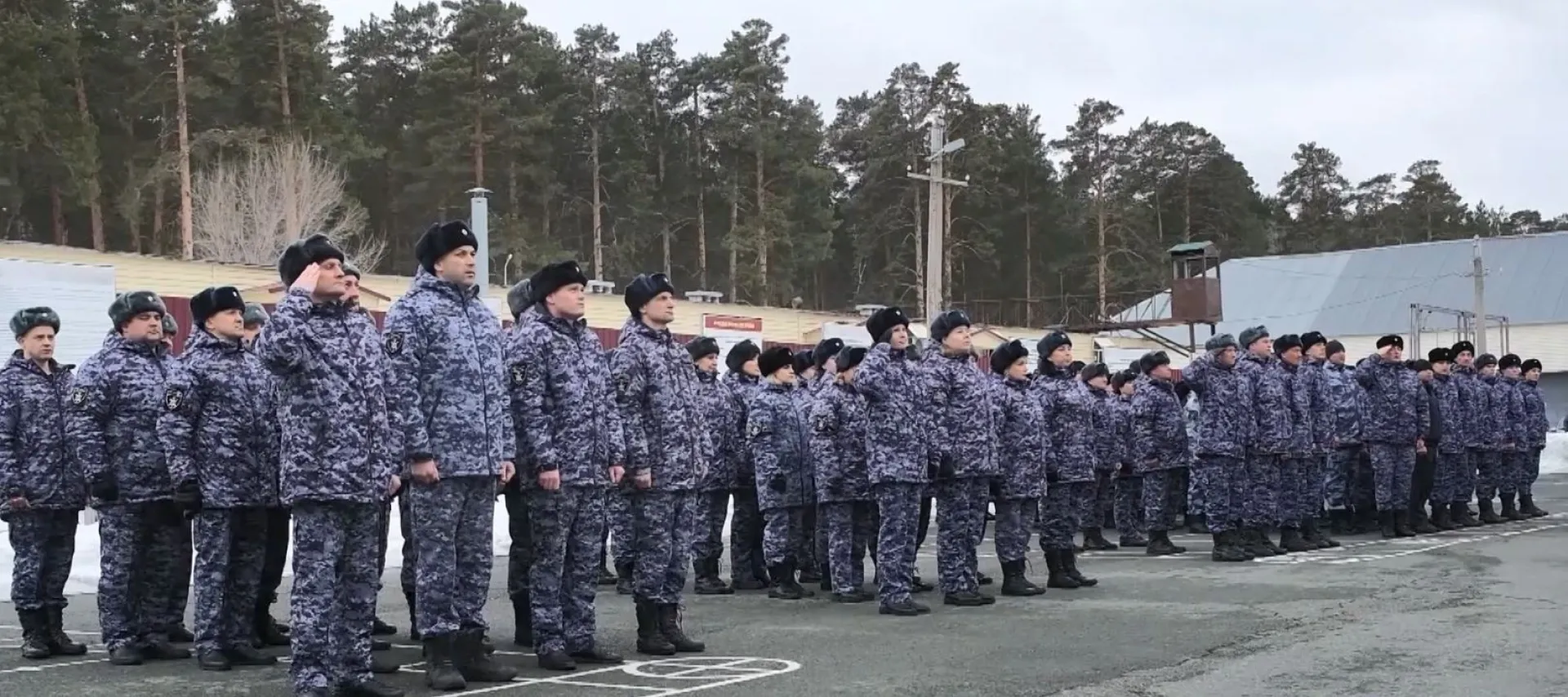 Сотрудники и военнослужащие подразделений войск Росгвардии отмечают профессиональный праздник