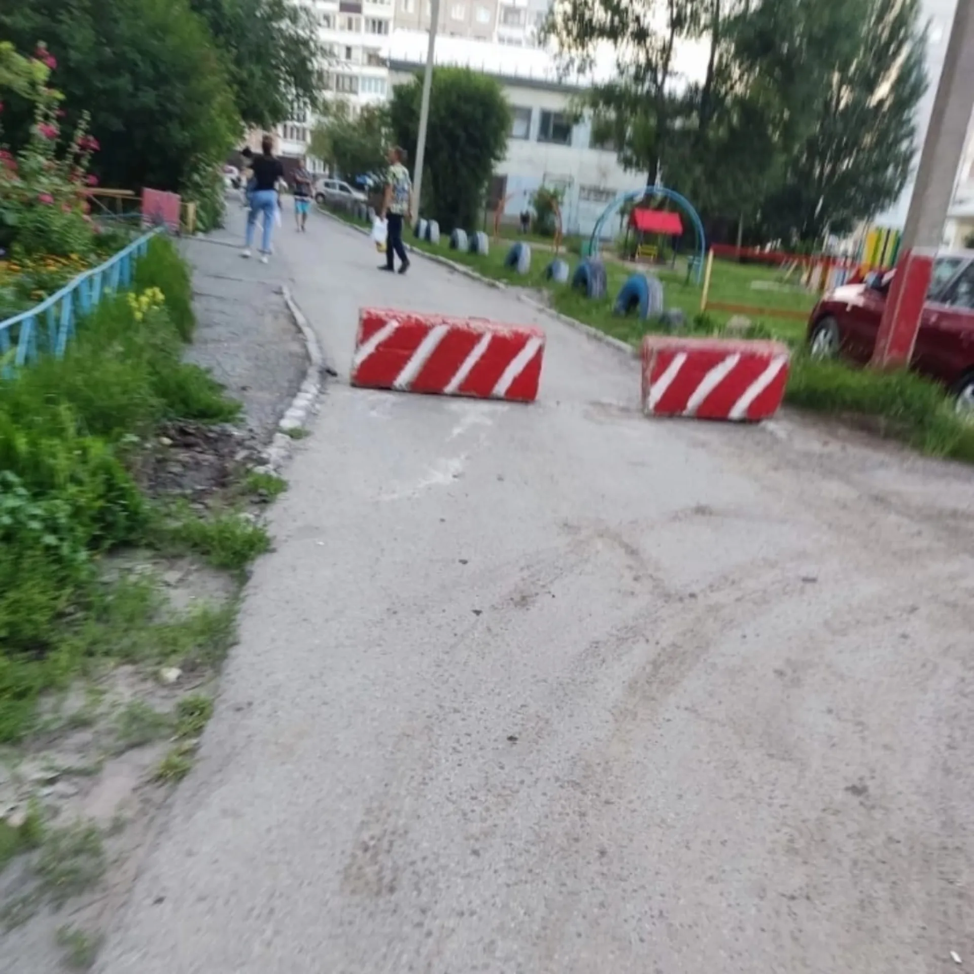 Жители одного из барнаульских дворов регулярно перекрывают проезд для автомобилей Жители одного из барнаульских дворов регулярно перекрывают проезд для автомобилей