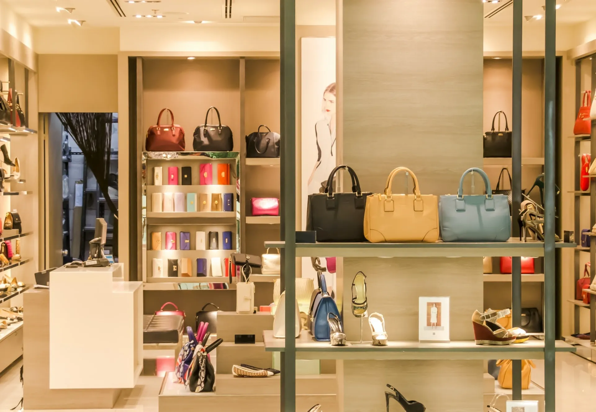 Магазины Zara могут возобновить работу в России Магазины Zara могут возобновить работу в России
