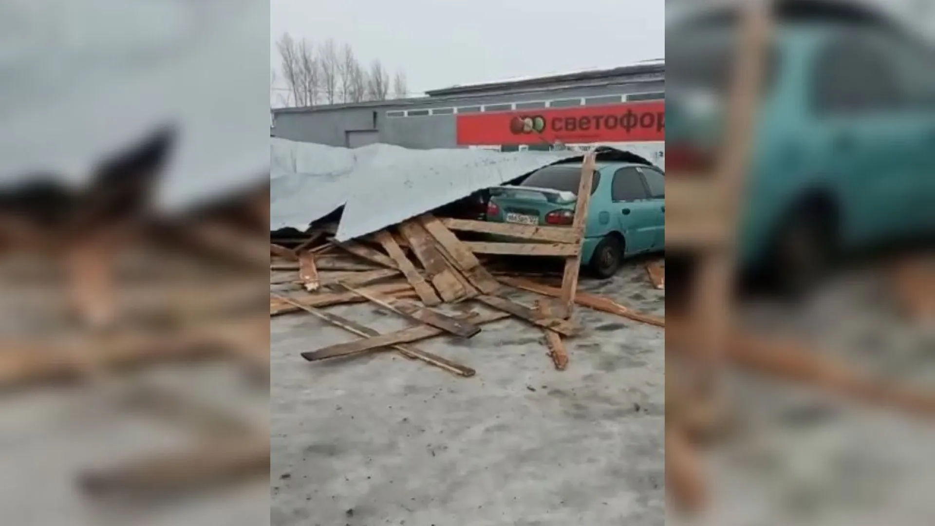 В Ребрихе ветер сорвал крышу здания В Ребрихе ветер сорвал крышу здания